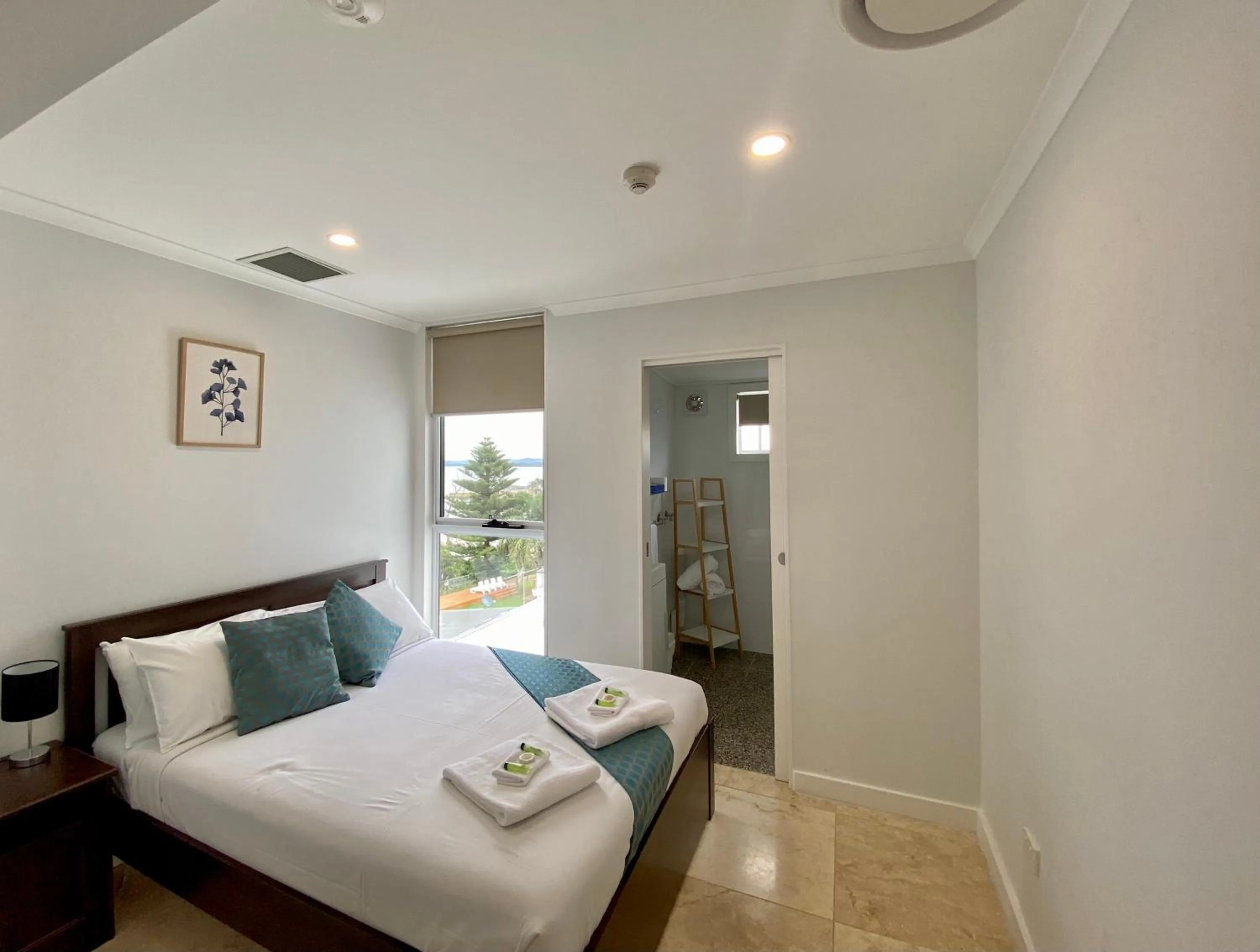 Bedroom, Bed in Lakes Resort Toukley