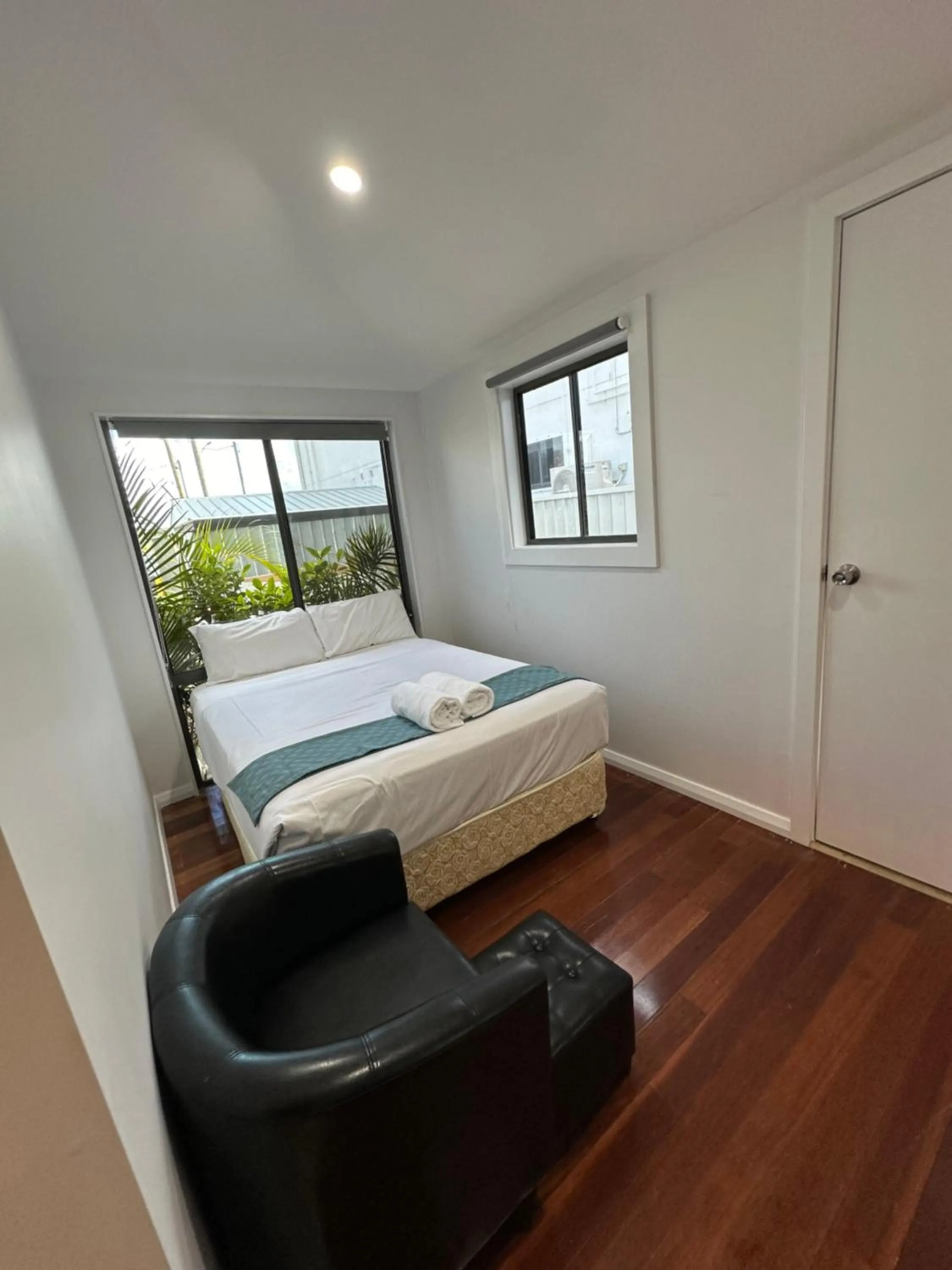 Bedroom, Bed in Lakes Resort Toukley