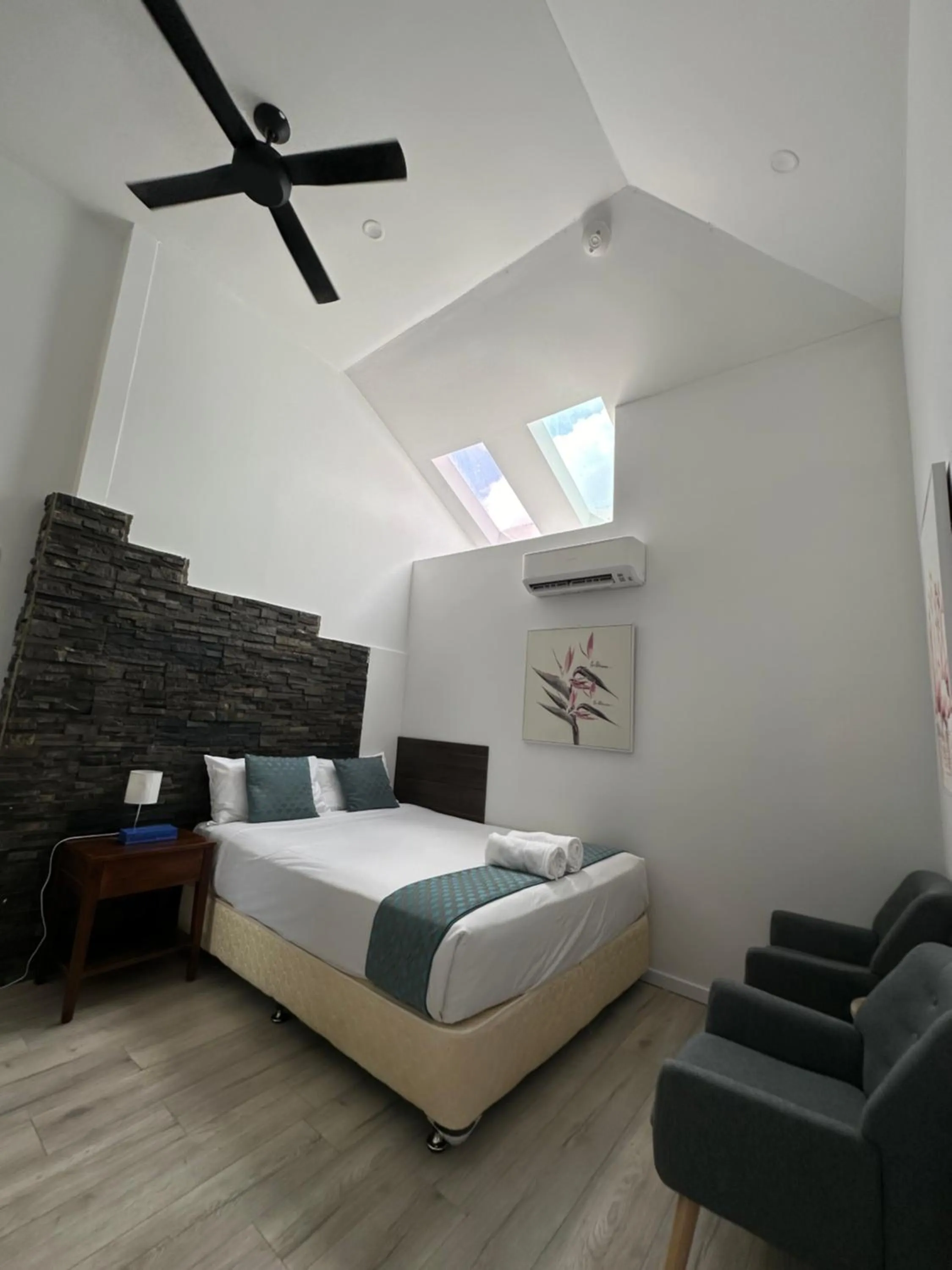 Bedroom, Bed in Lakes Resort Toukley