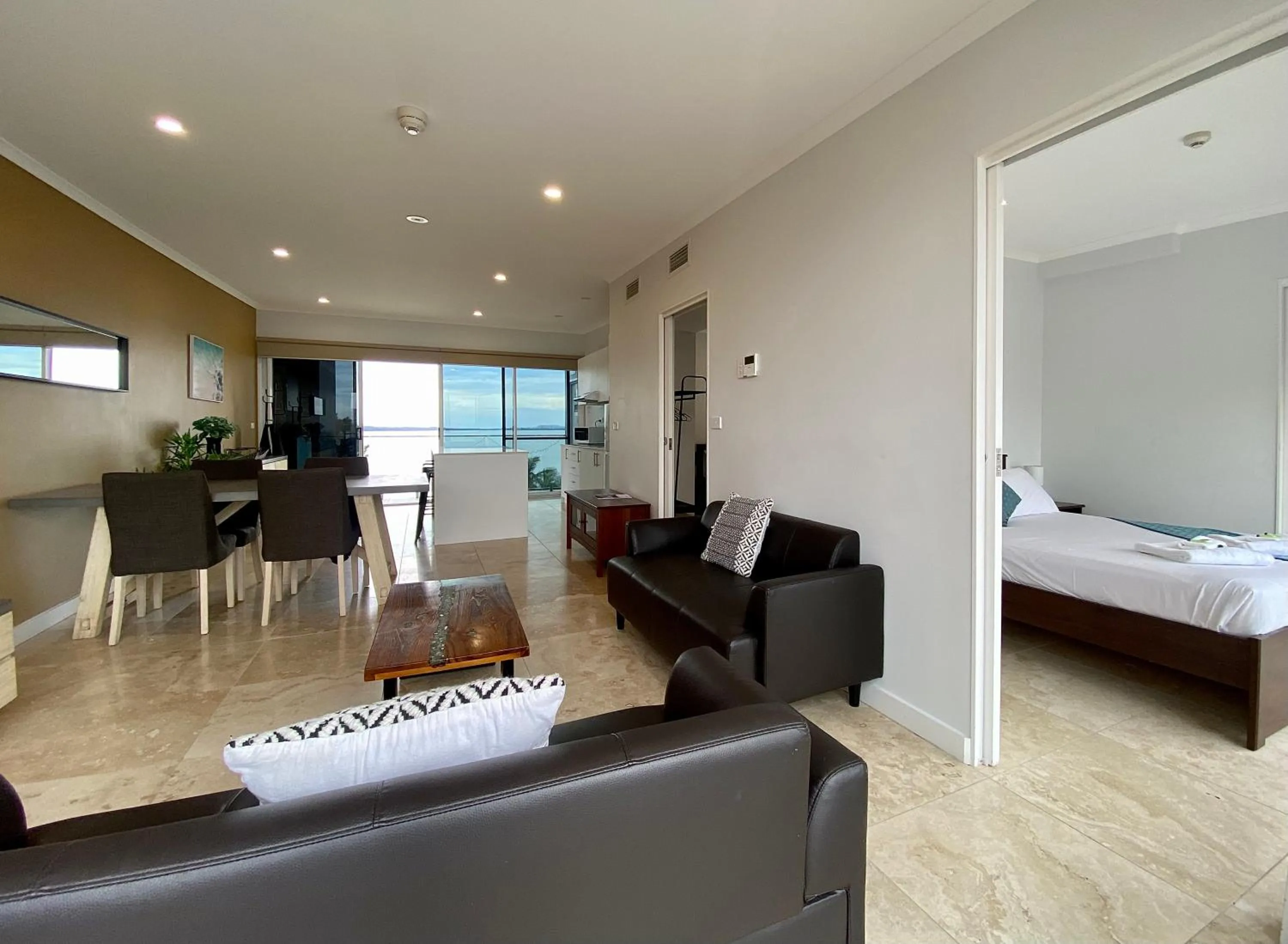 Living room, Bed in Lakes Resort Toukley