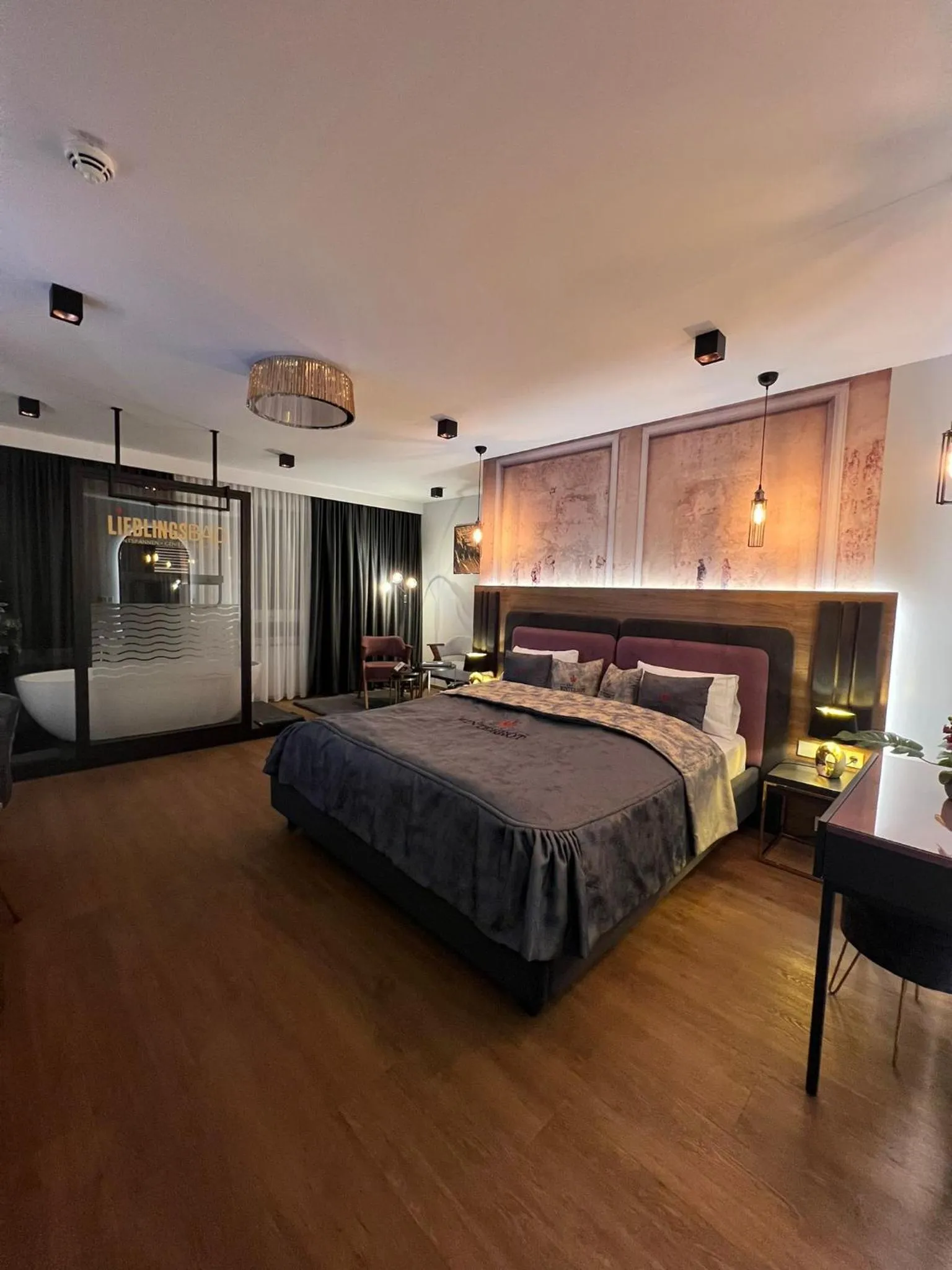 Photo of the whole room, Bed in Design Hotel Winterrot