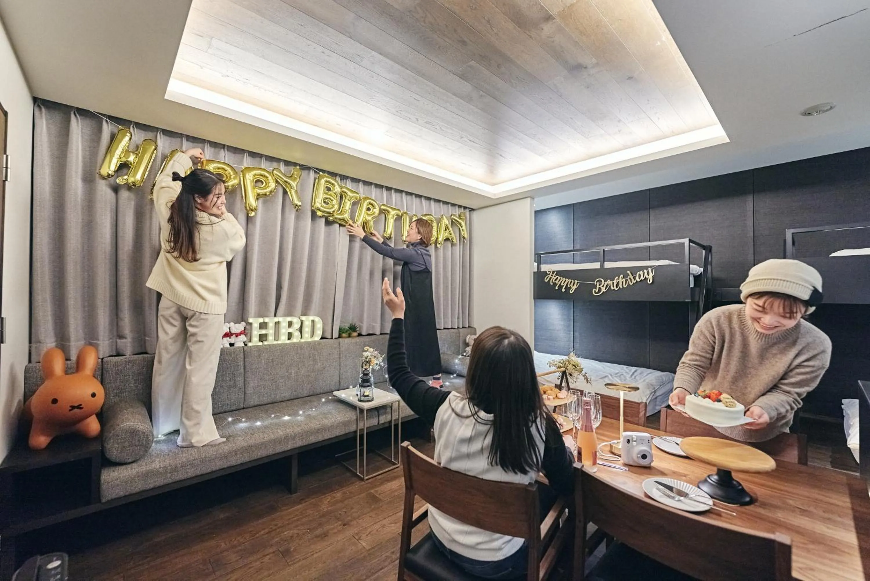 group of guests in 20 PIECES