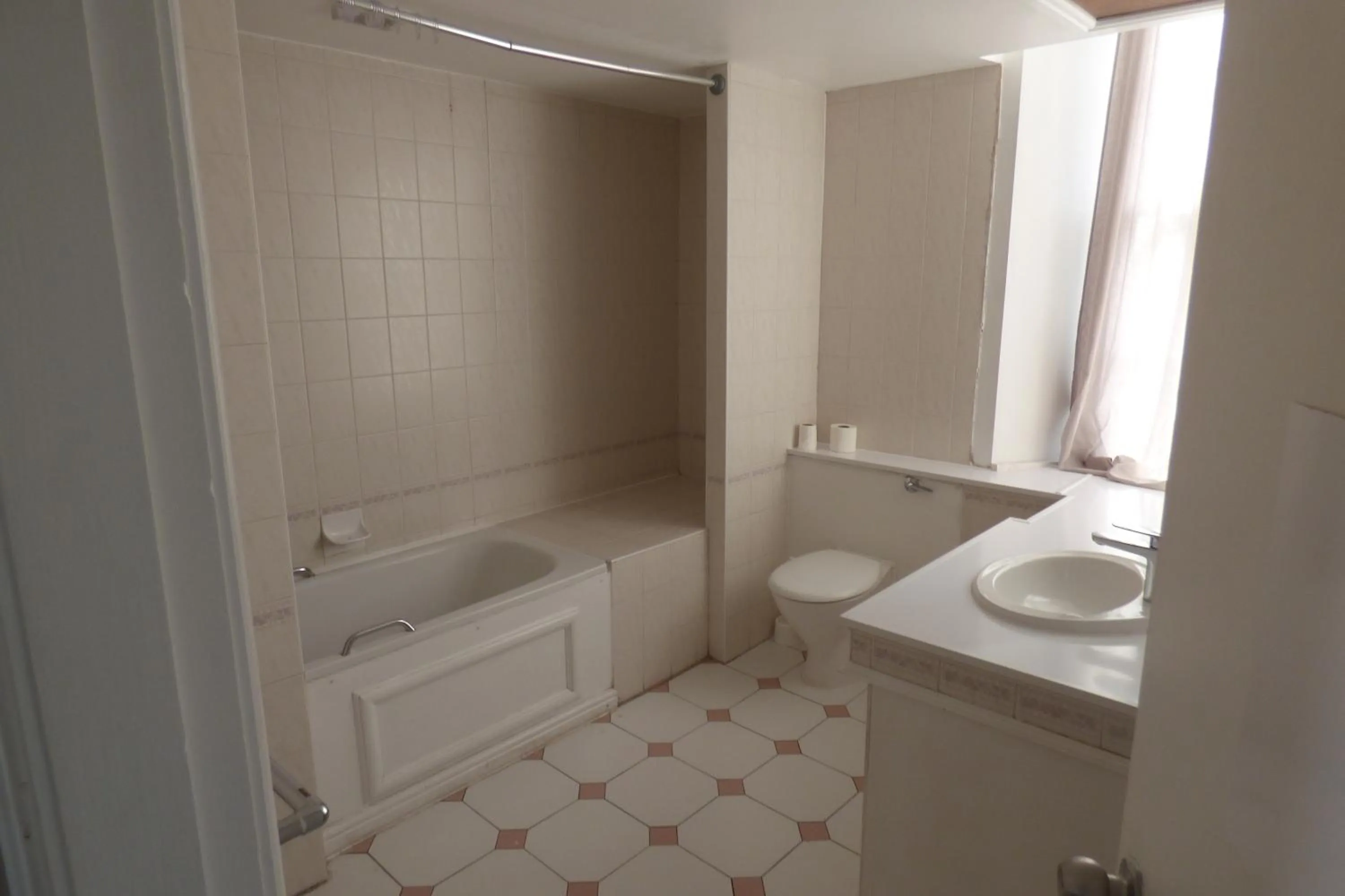 Bathroom in Midlands Hotel