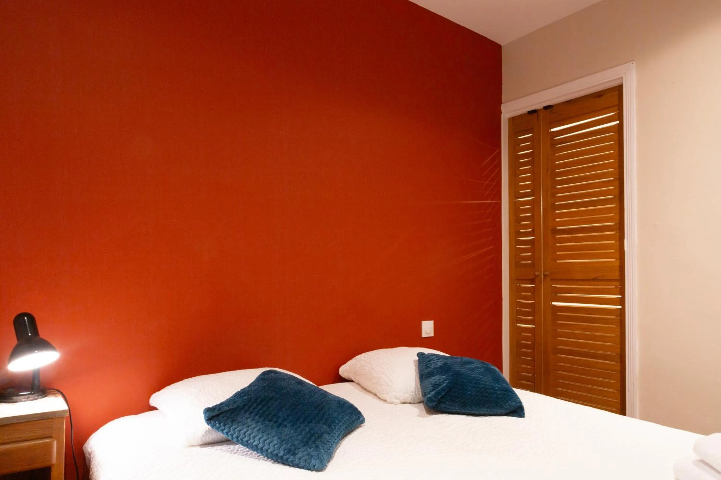 Bed in Logis Hôtel Restaurant Le Louvre