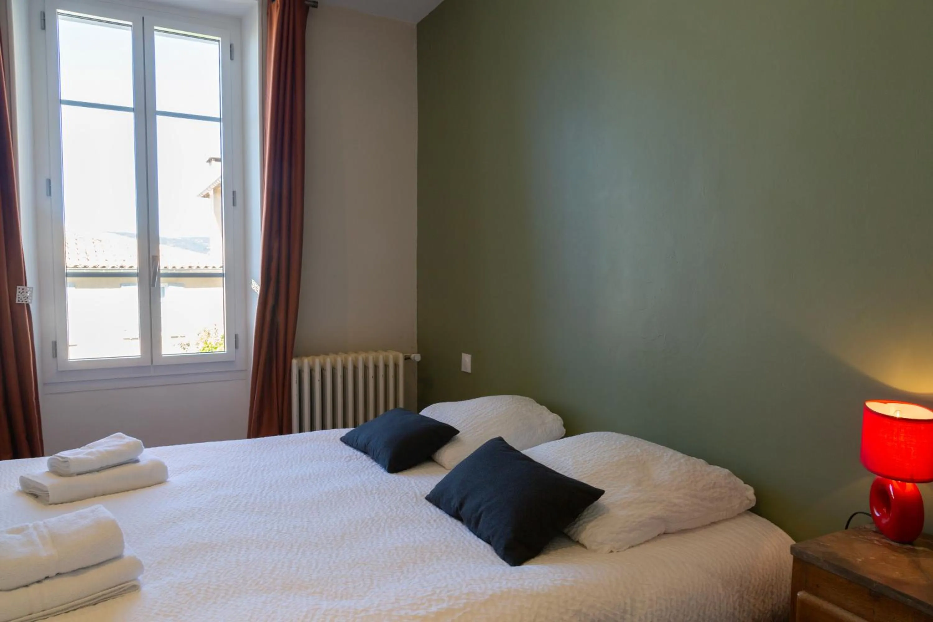 Bed in Logis Hôtel Restaurant Le Louvre