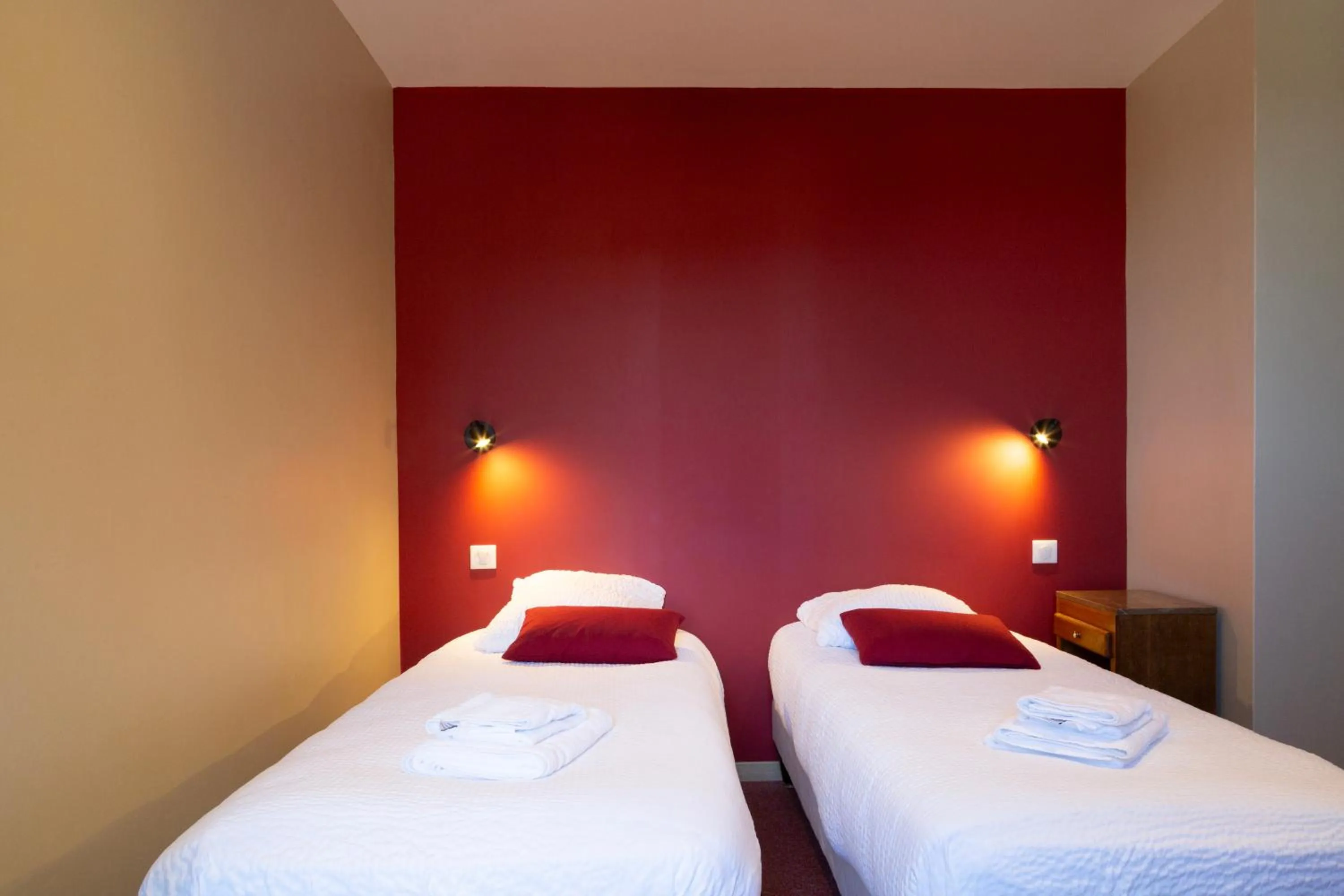 Bed in Logis Hôtel Restaurant Le Louvre