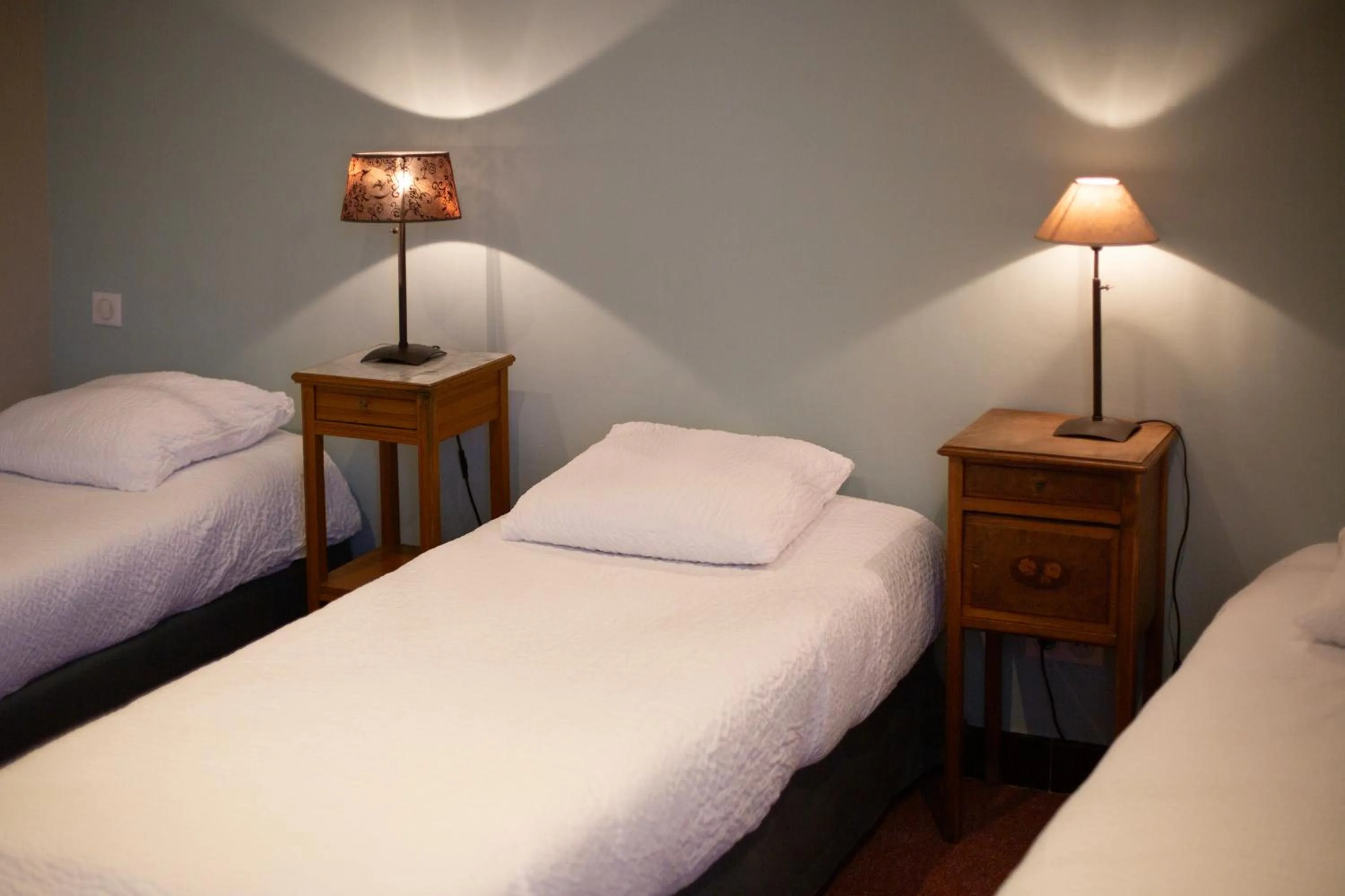 Bed in Logis Hôtel Restaurant Le Louvre