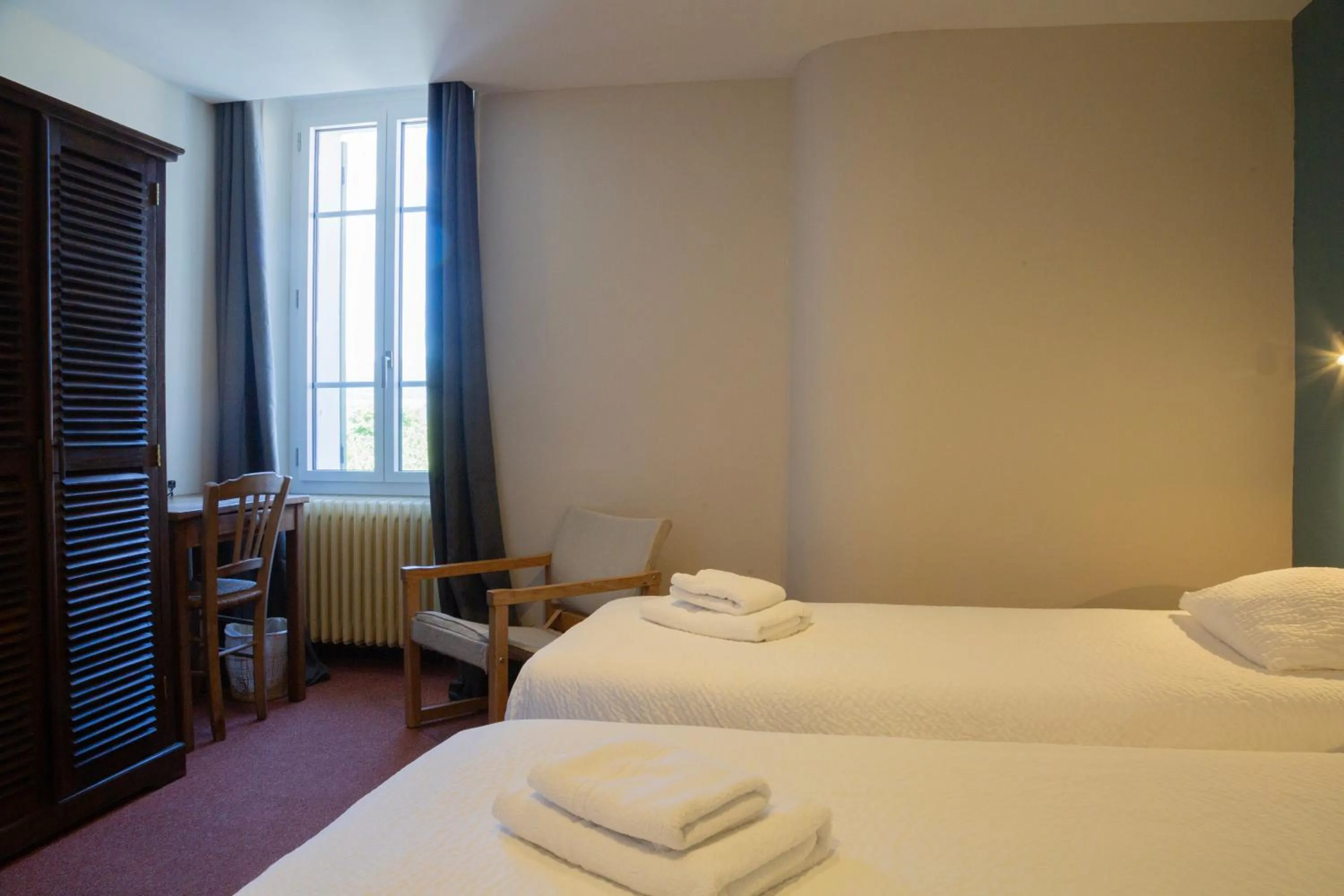 Bed in Logis Hôtel Restaurant Le Louvre