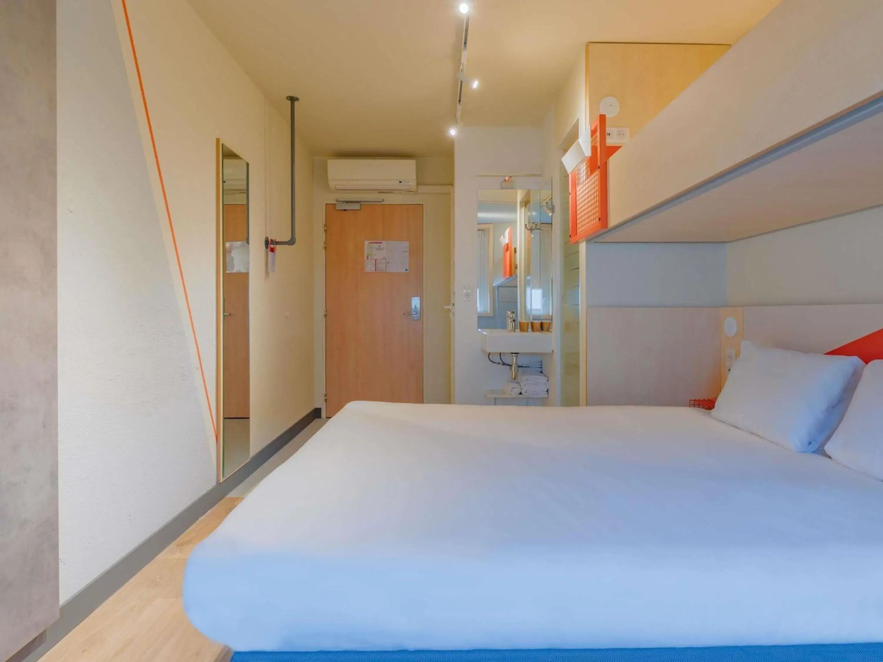 Bedroom, Bed in Ibis Budget Lyon Est Saint Quentin Fallavier Bedroom, Bed in Ibis Budget Lyon Est Saint Quentin Fallavier