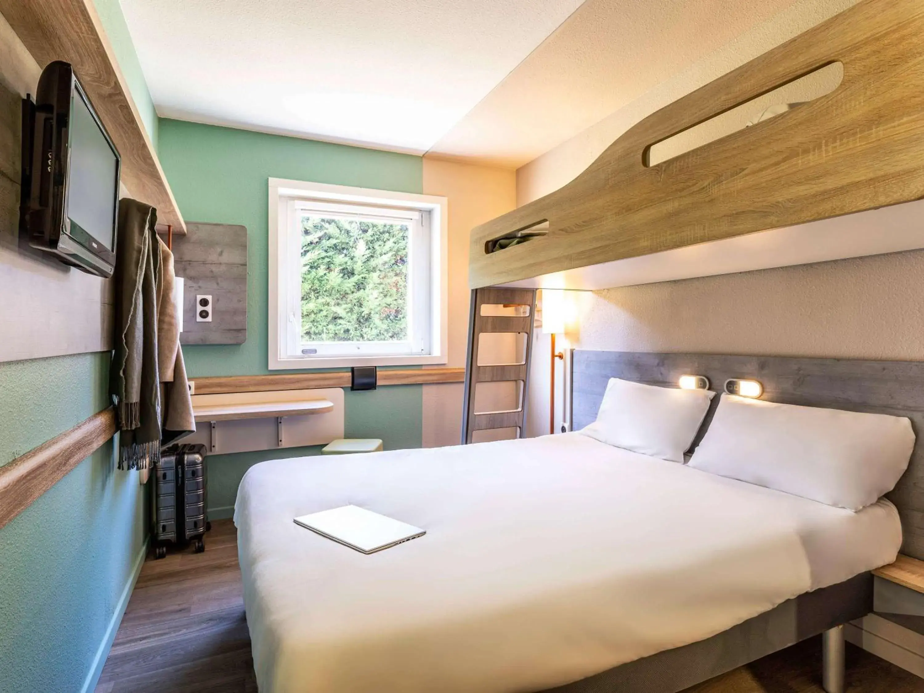Property building, Bed in Ibis Budget Lyon Est Saint Quentin Fallavier Property building, Bed in Ibis Budget Lyon Est Saint Quentin Fallavier