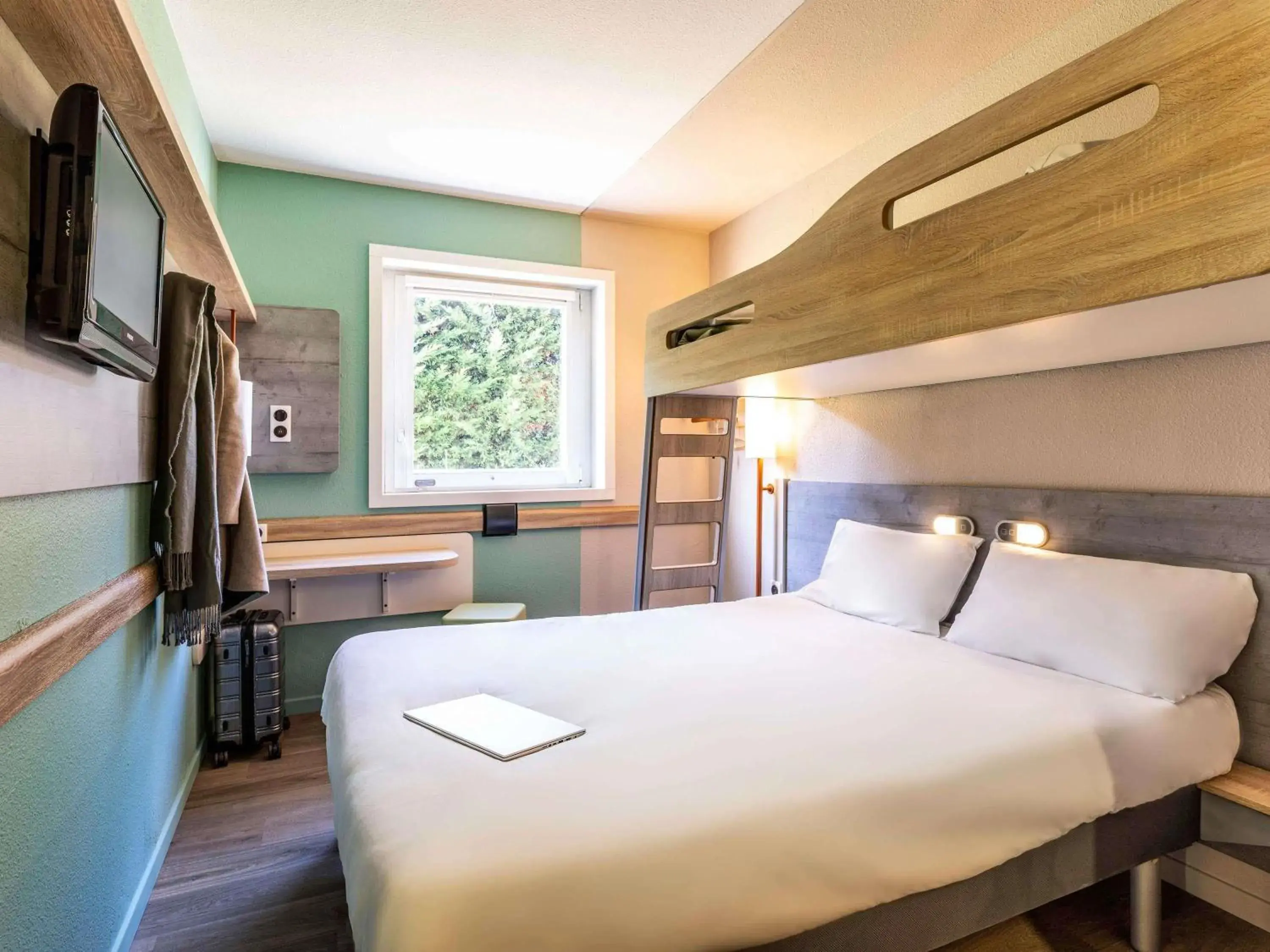 Property building, Bed in Ibis Budget Lyon Est Saint Quentin Fallavier Property building, Bed in Ibis Budget Lyon Est Saint Quentin Fallavier