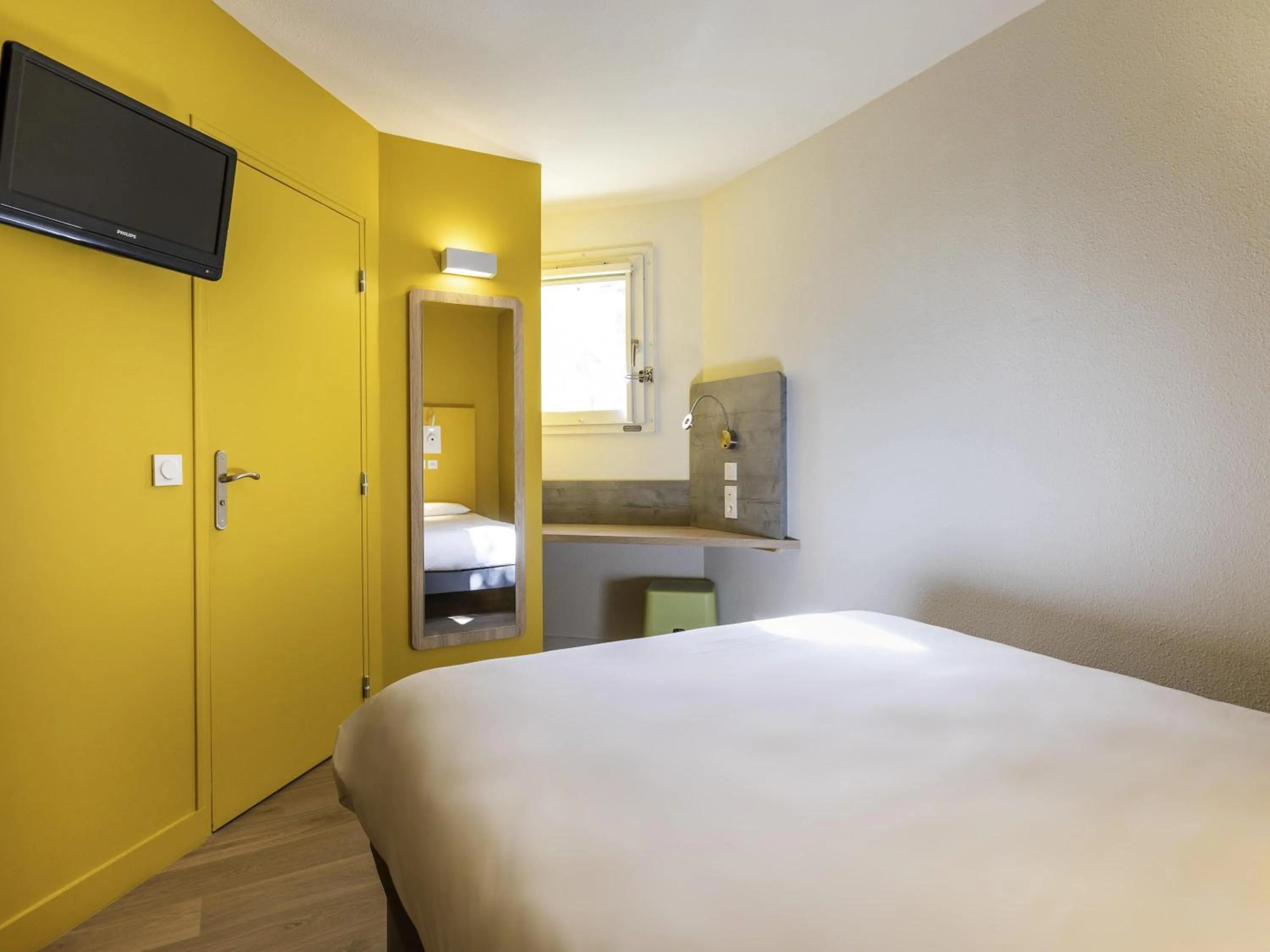Bedroom, Bed in Ibis Budget Lyon Est Saint Quentin Fallavier
