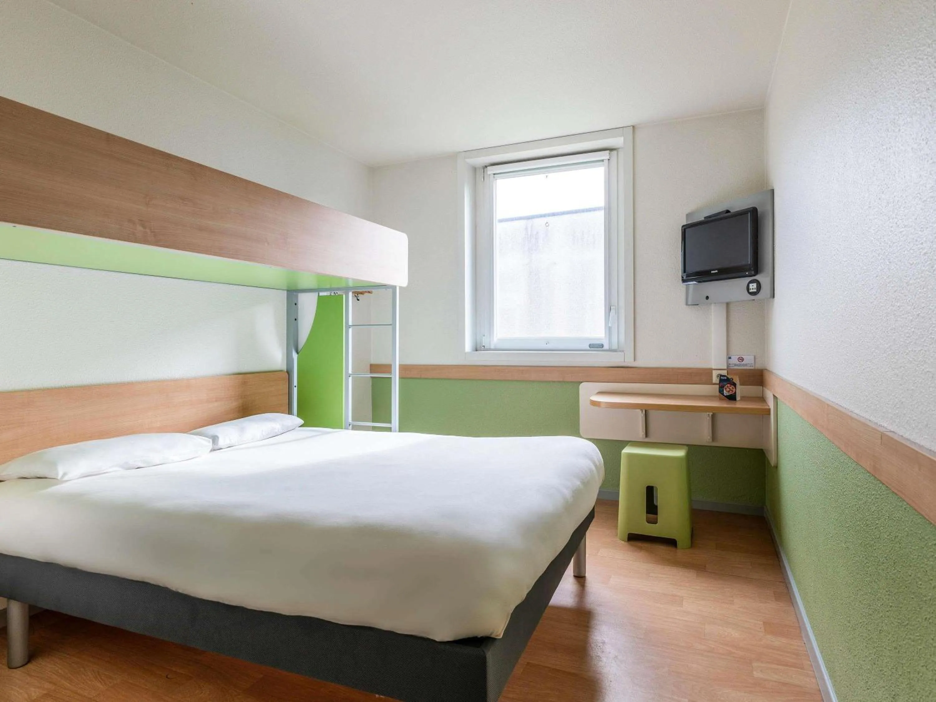 Bedroom, Bed in Ibis Budget Lyon Est Saint Quentin Fallavier