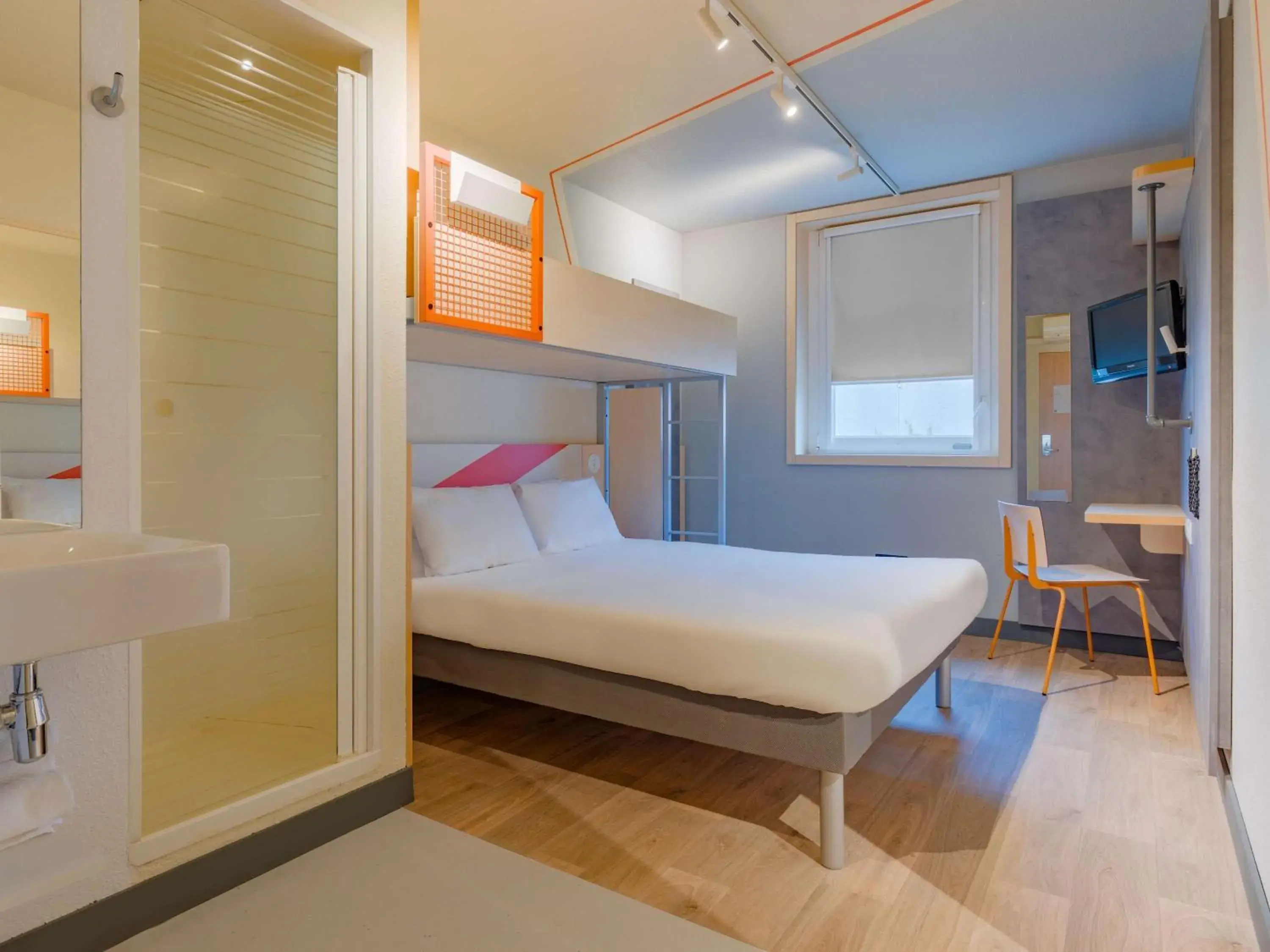 Property building, Bed in Ibis Budget Lyon Est Saint Quentin Fallavier Property building, Bed in Ibis Budget Lyon Est Saint Quentin Fallavier