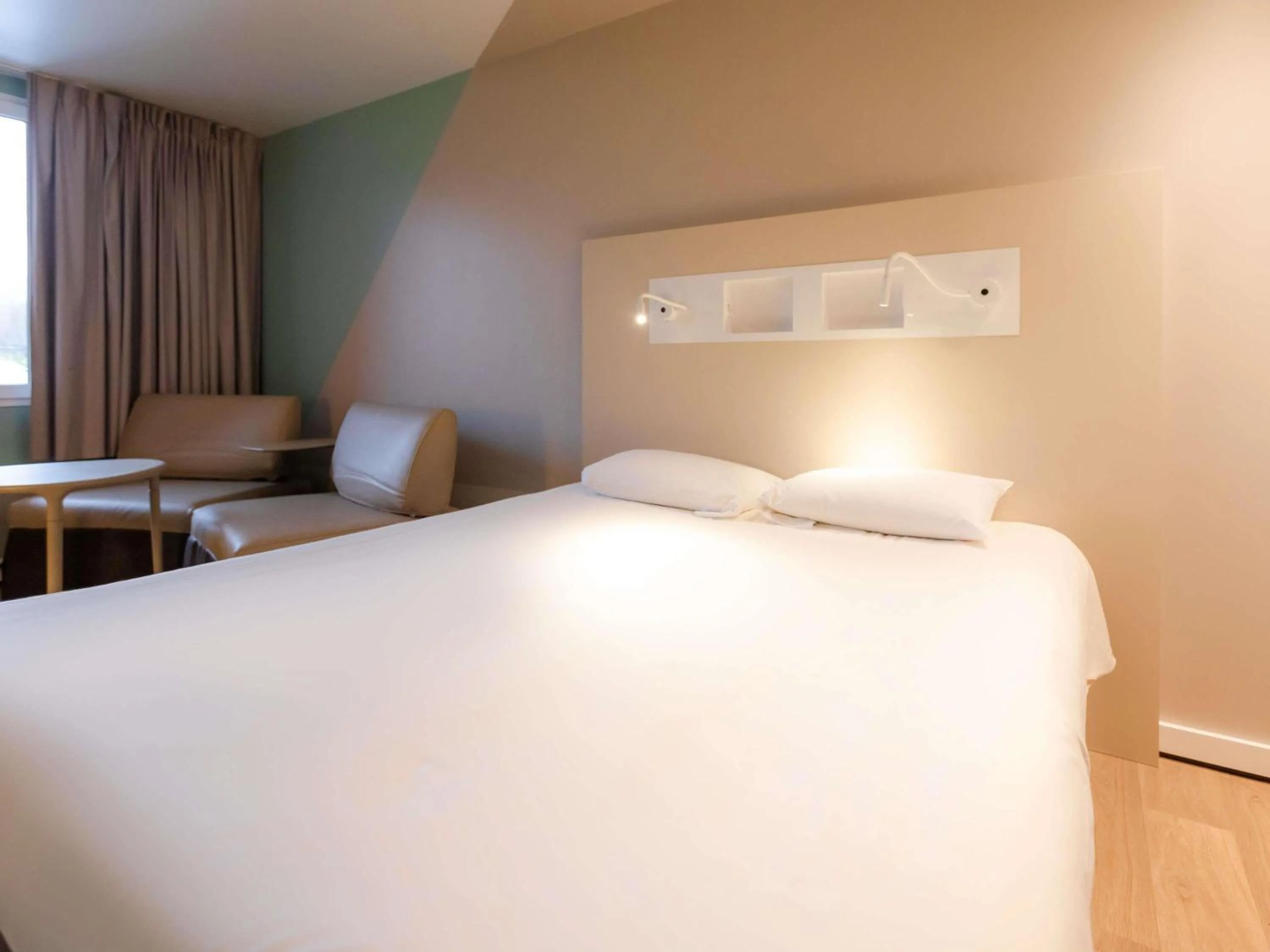 Bedroom, Bed in ibis budget Albertville