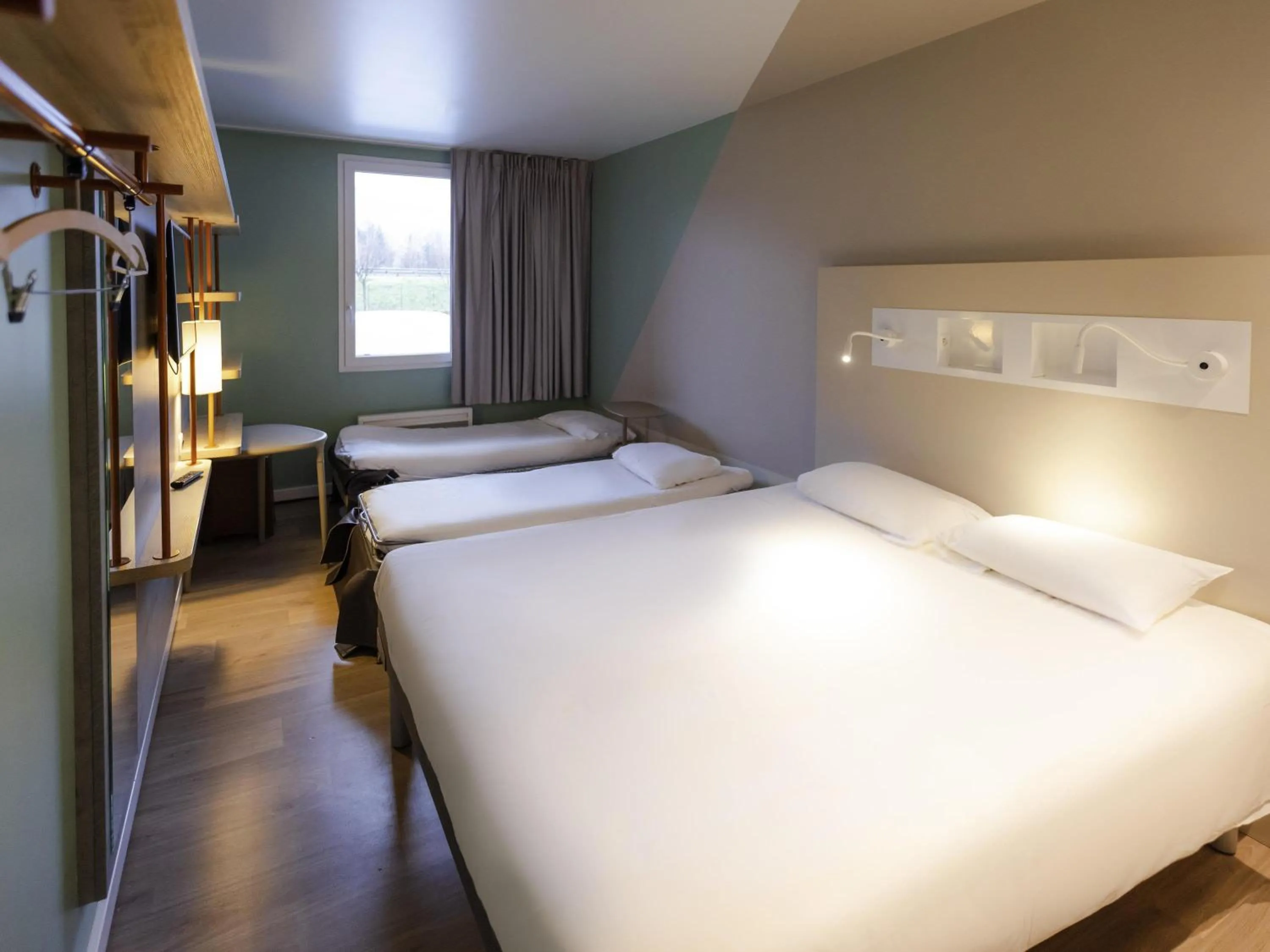Bedroom, Bed in ibis budget Albertville