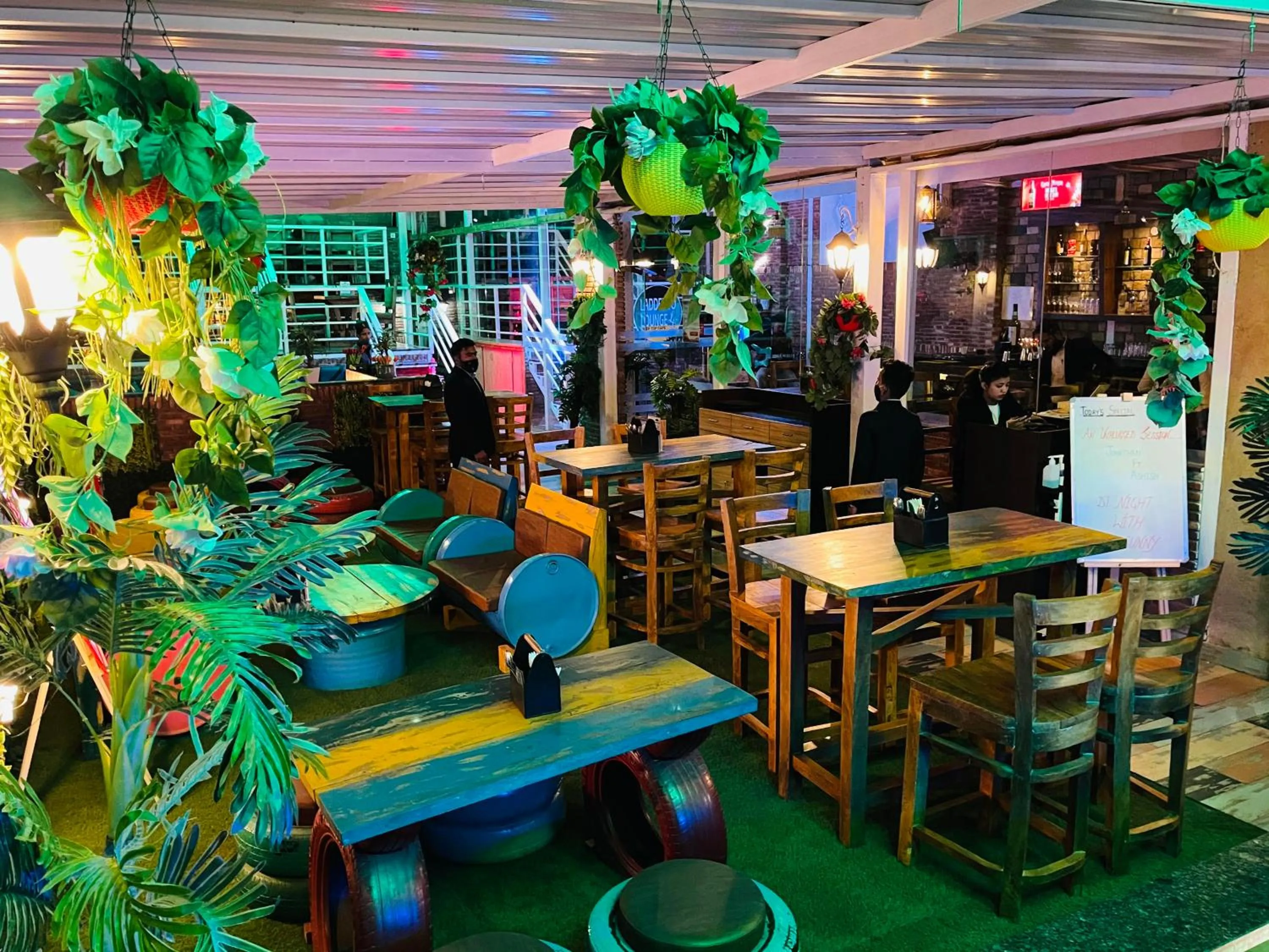 Restaurant/places to eat in HOTEL HILL VIEW