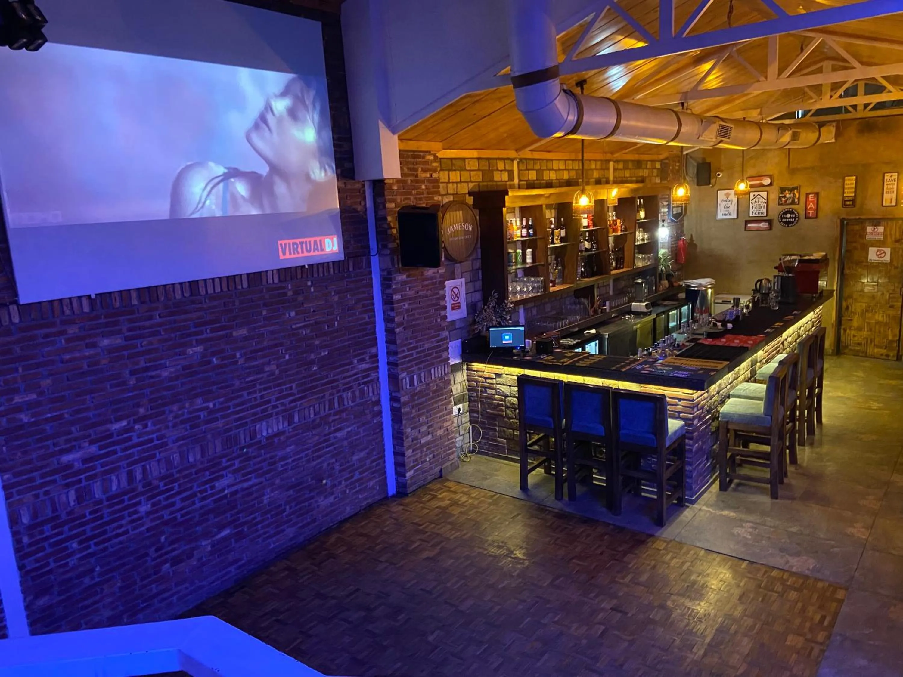 Restaurant/places to eat in HOTEL HILL VIEW