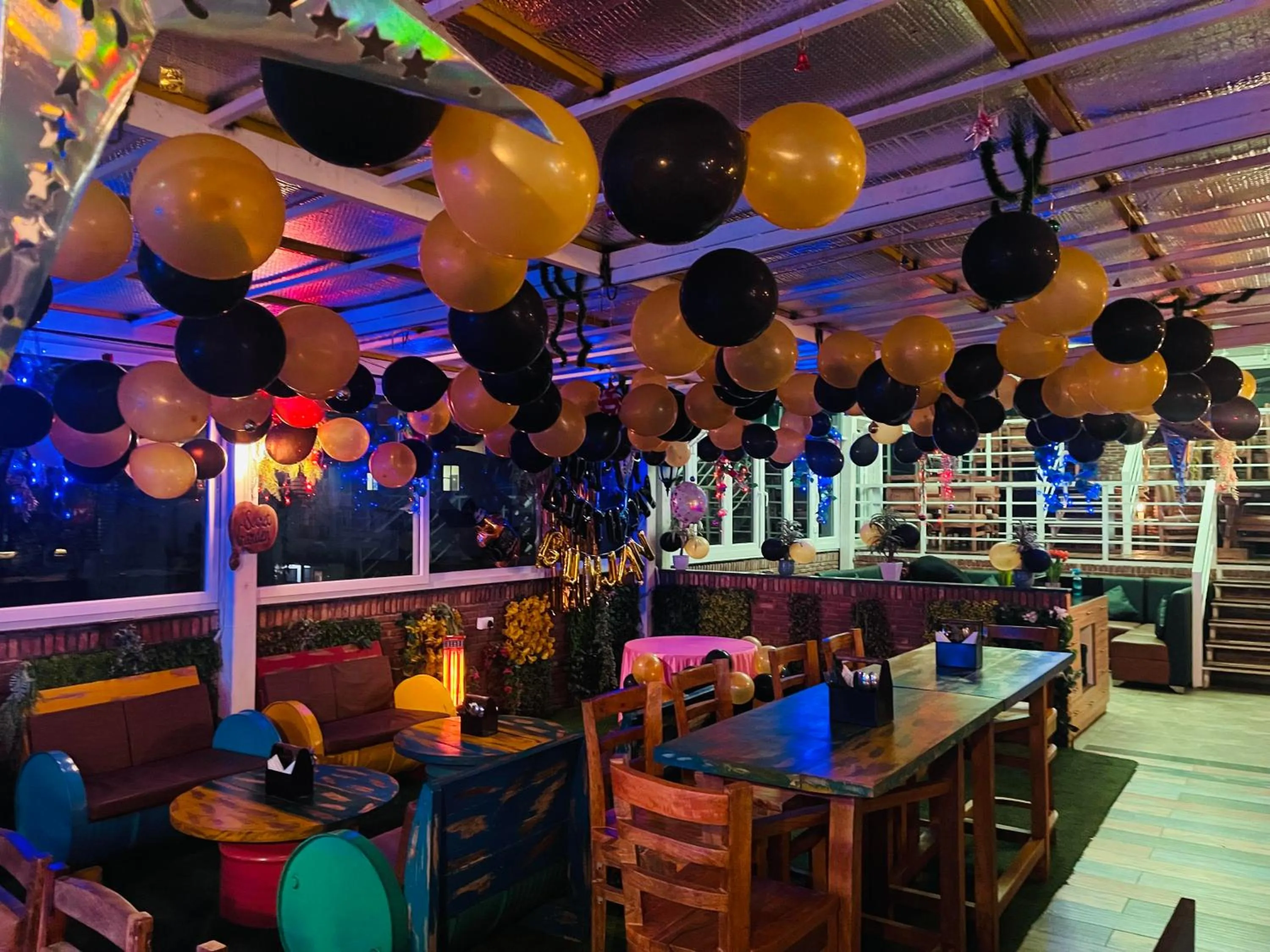 Restaurant/places to eat in HOTEL HILL VIEW