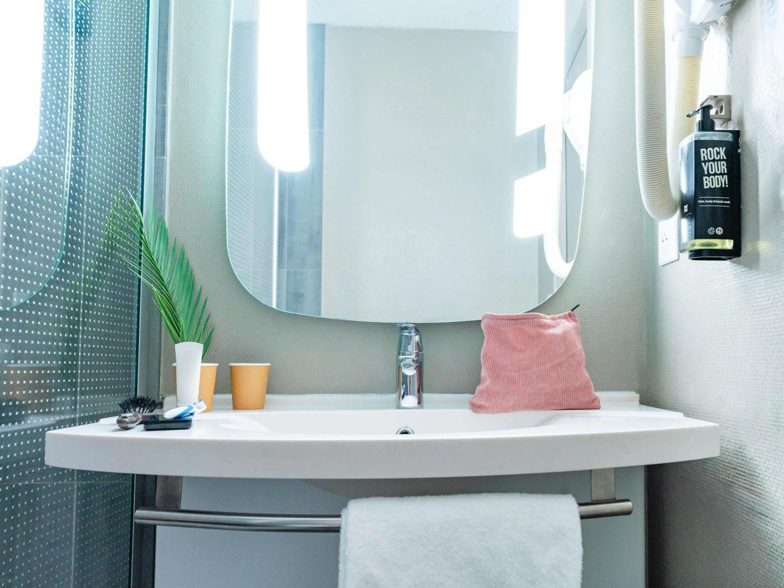 Bedroom in Hôtel Ibis Cognac Centre