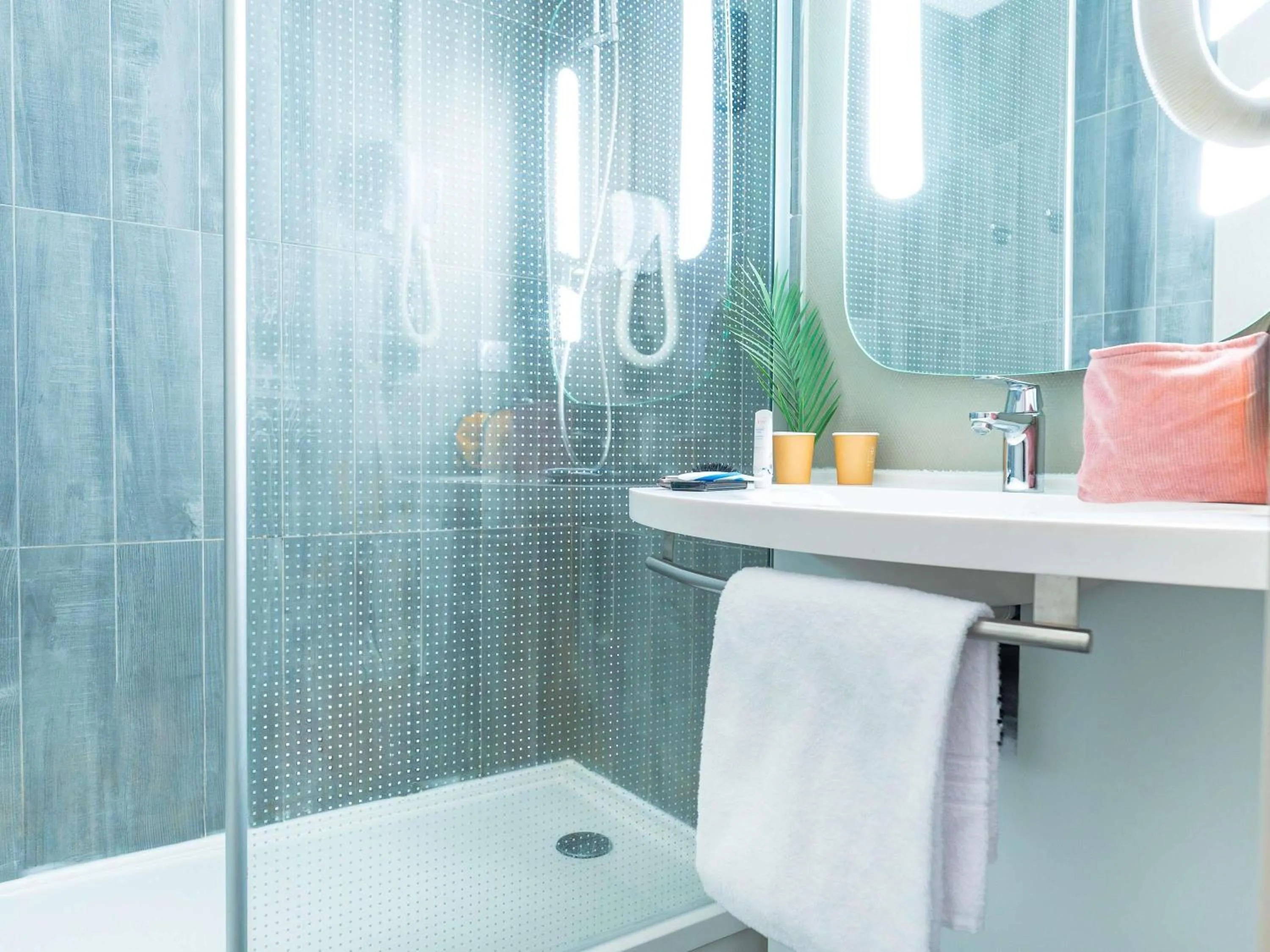 Bedroom in Hôtel Ibis Cognac Centre