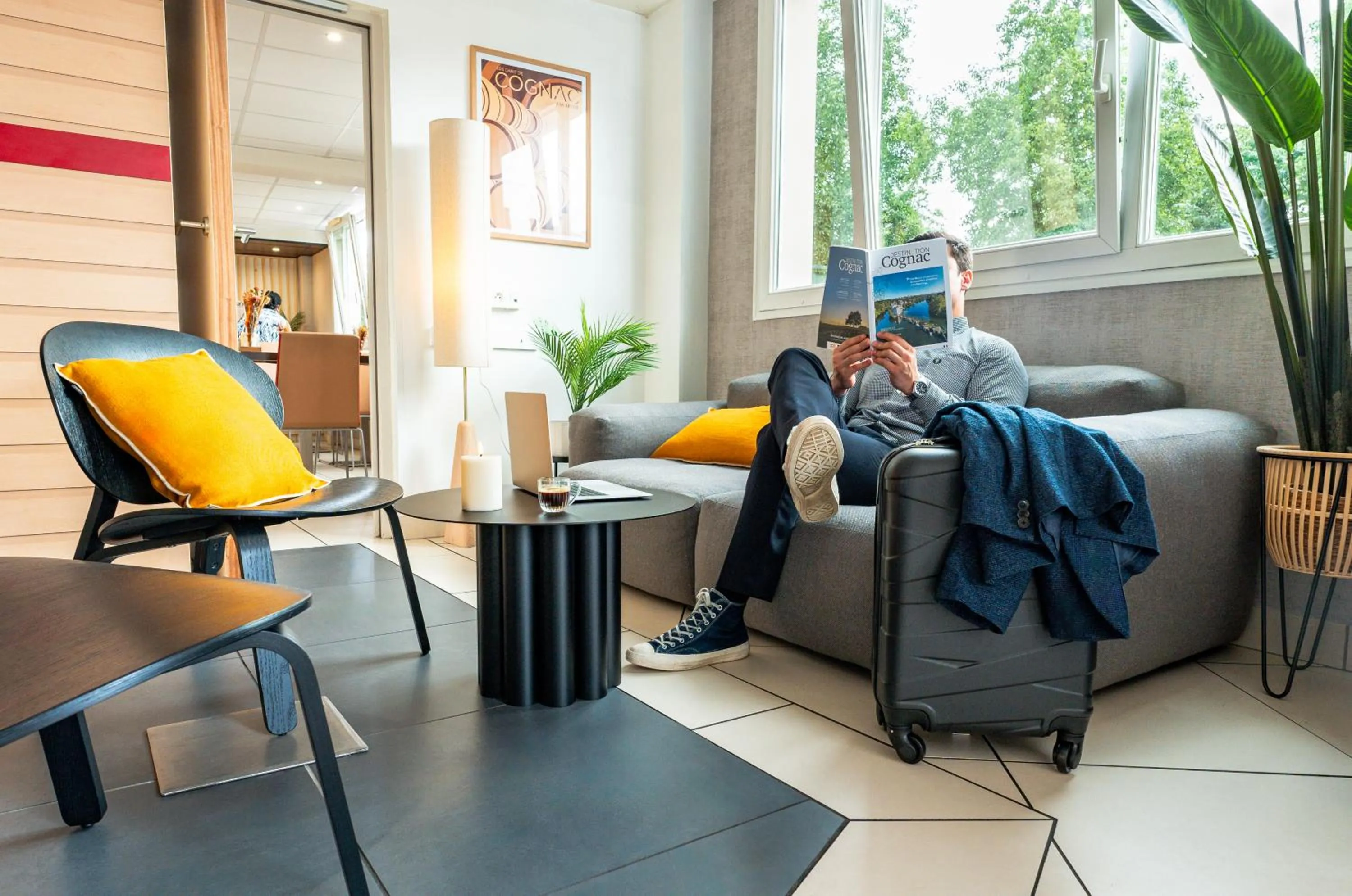 Communal lounge/ TV room in Hôtel Ibis Cognac Centre