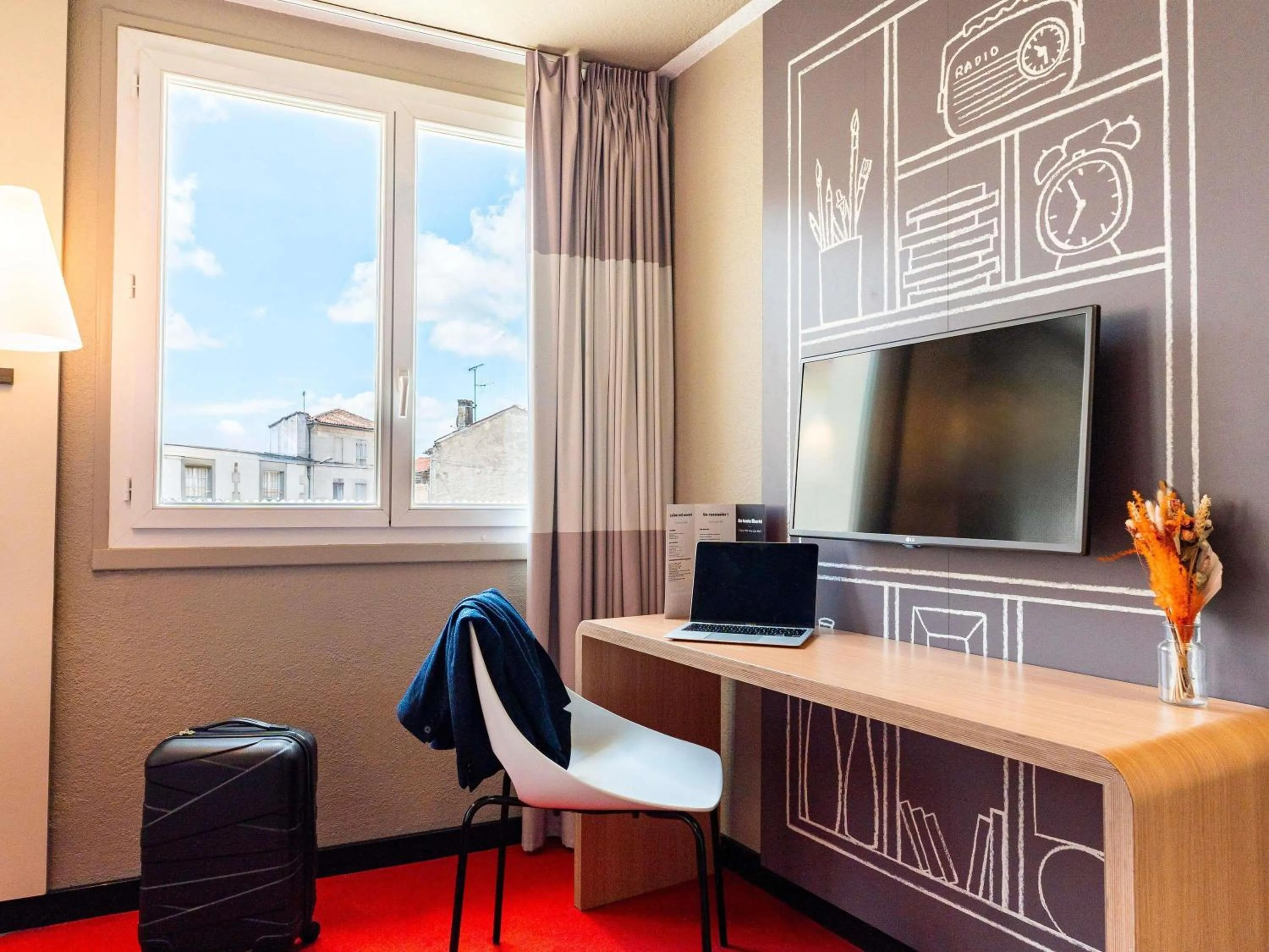 Bedroom in Hôtel Ibis Cognac Centre