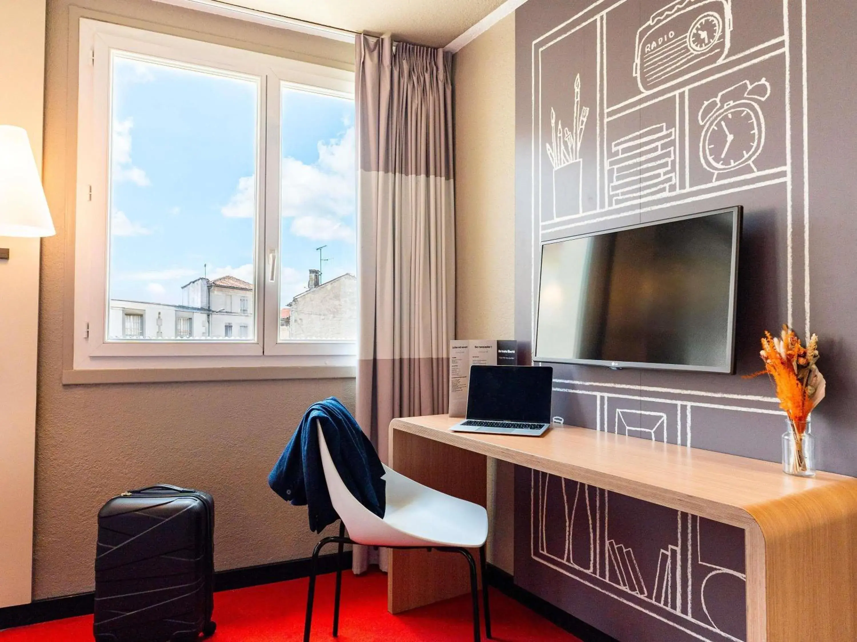 Bedroom in Hôtel Ibis Cognac Centre Bedroom in Hôtel Ibis Cognac Centre