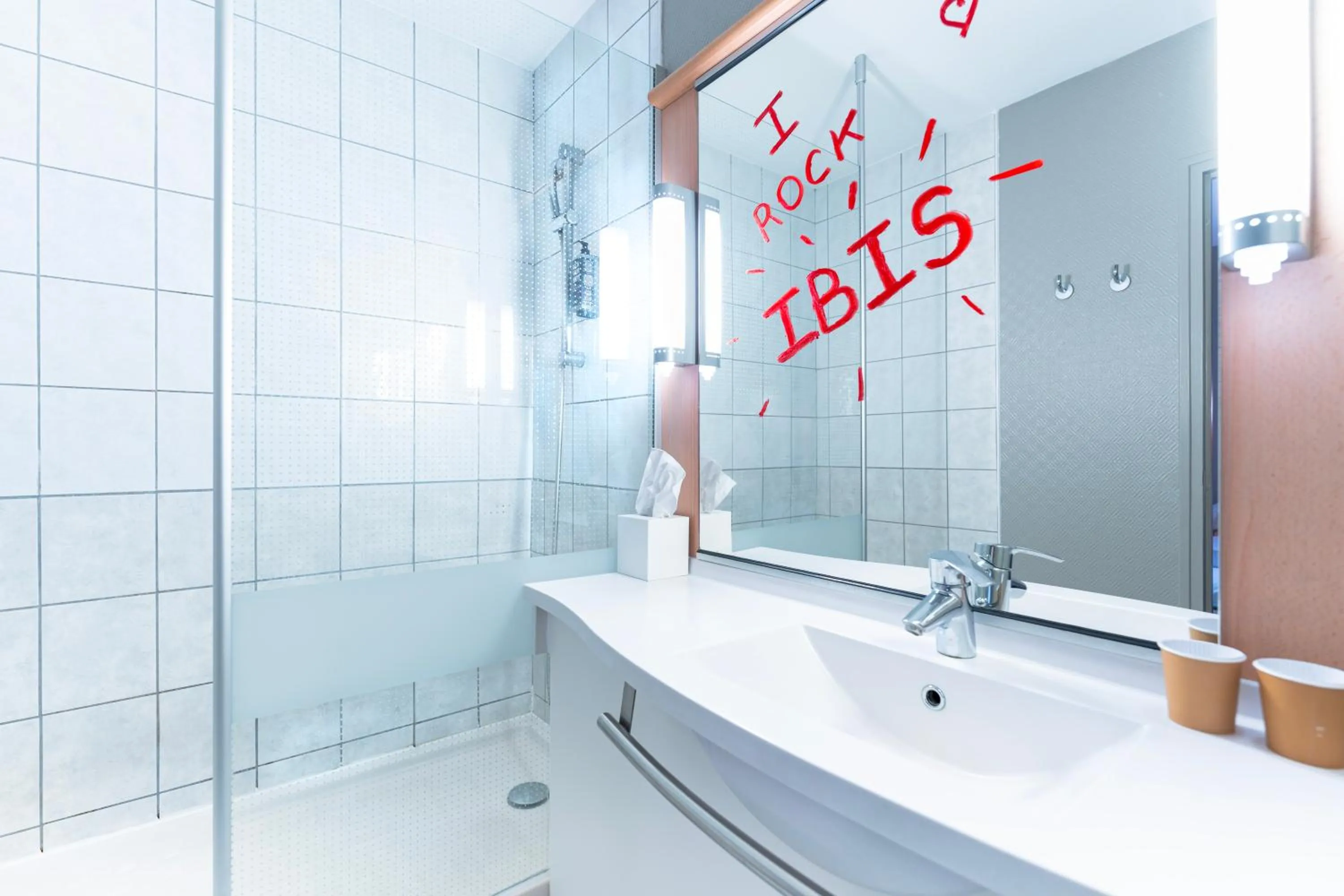 Bathroom in Hôtel Ibis Cognac Centre