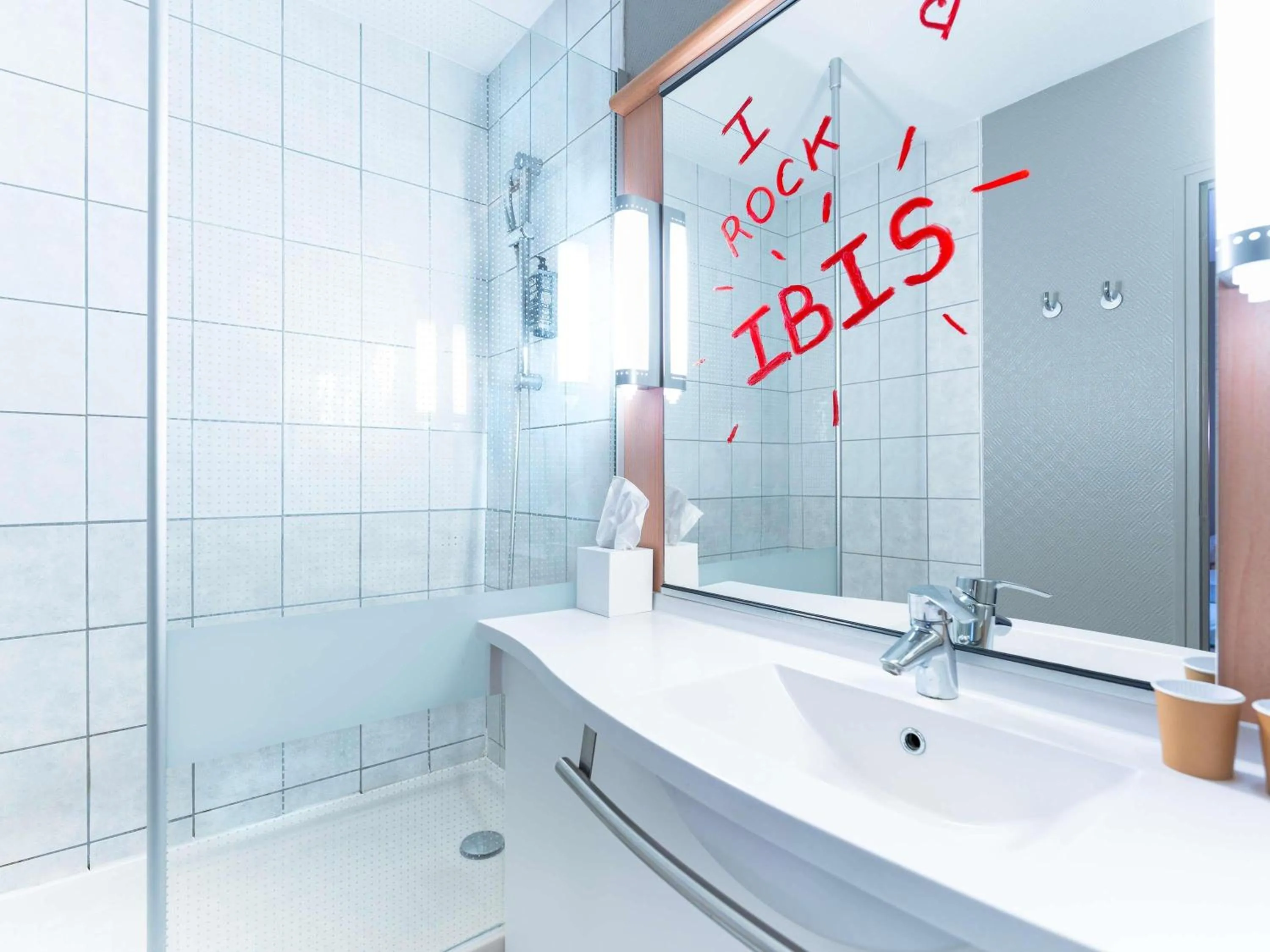 Bedroom in Hôtel Ibis Cognac Centre