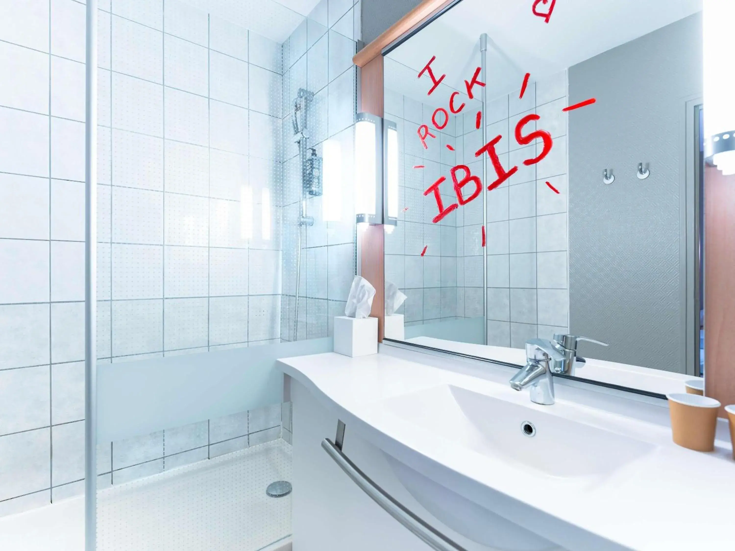 Bedroom in Hôtel Ibis Cognac Centre Bedroom in Hôtel Ibis Cognac Centre