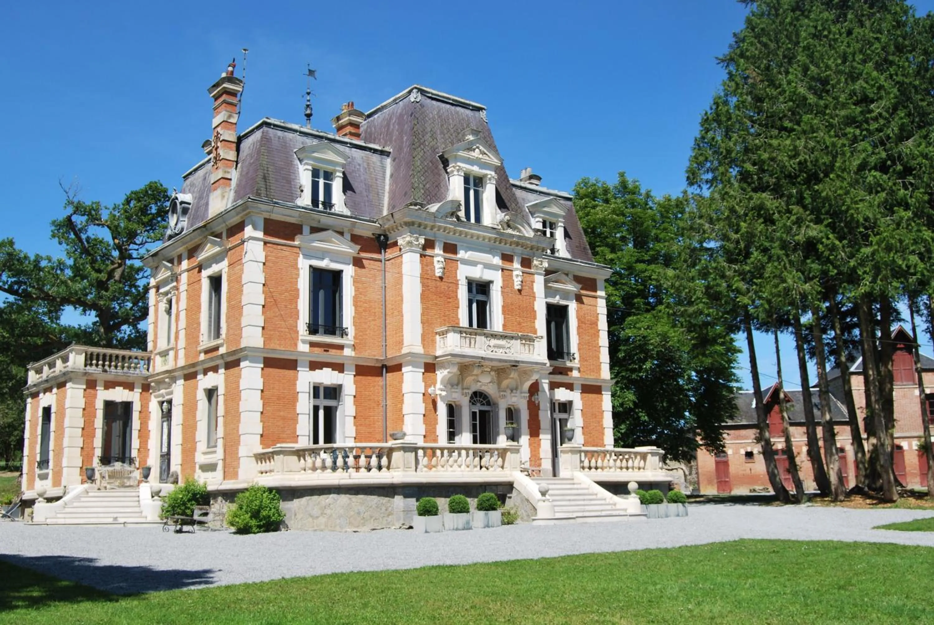 Facade/entrance in Chateau Sourliavoux, appartement en chambres d'hôtes