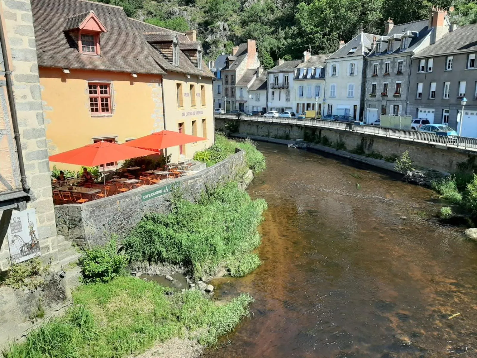 Restaurant/places to eat in Chateau Sourliavoux, appartement en chambres d'hôtes