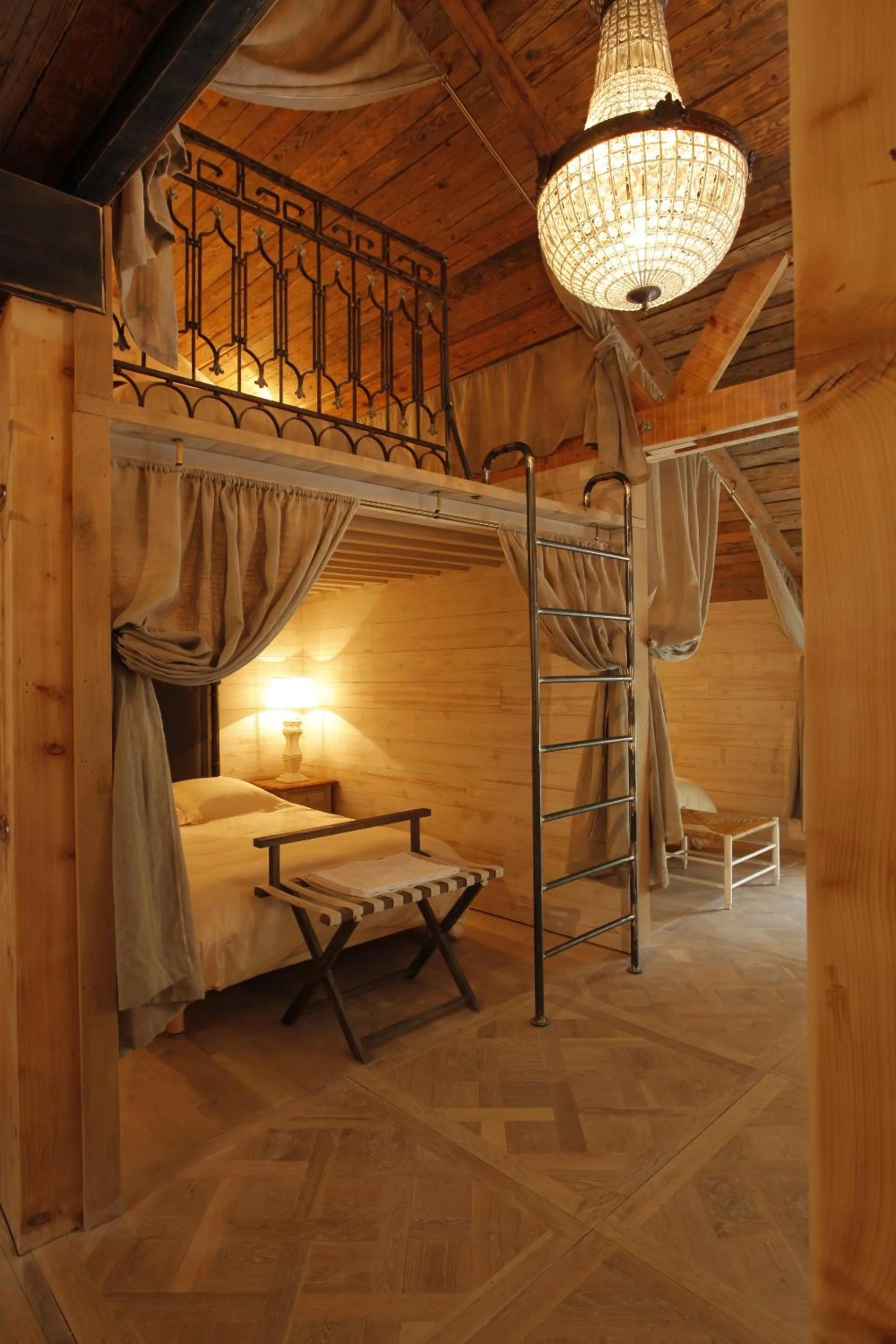 Bedroom, Bed in L'annexe du chateau des Girards