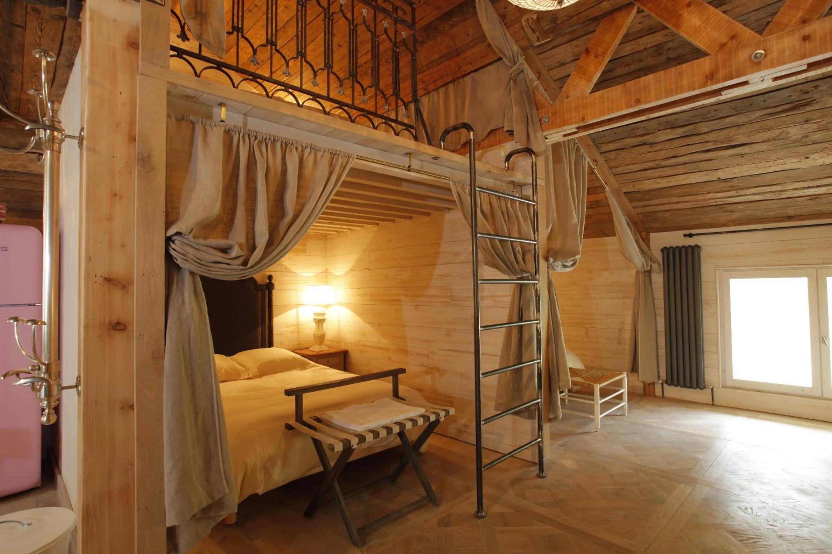Bedroom, Bed in L'annexe du chateau des Girards