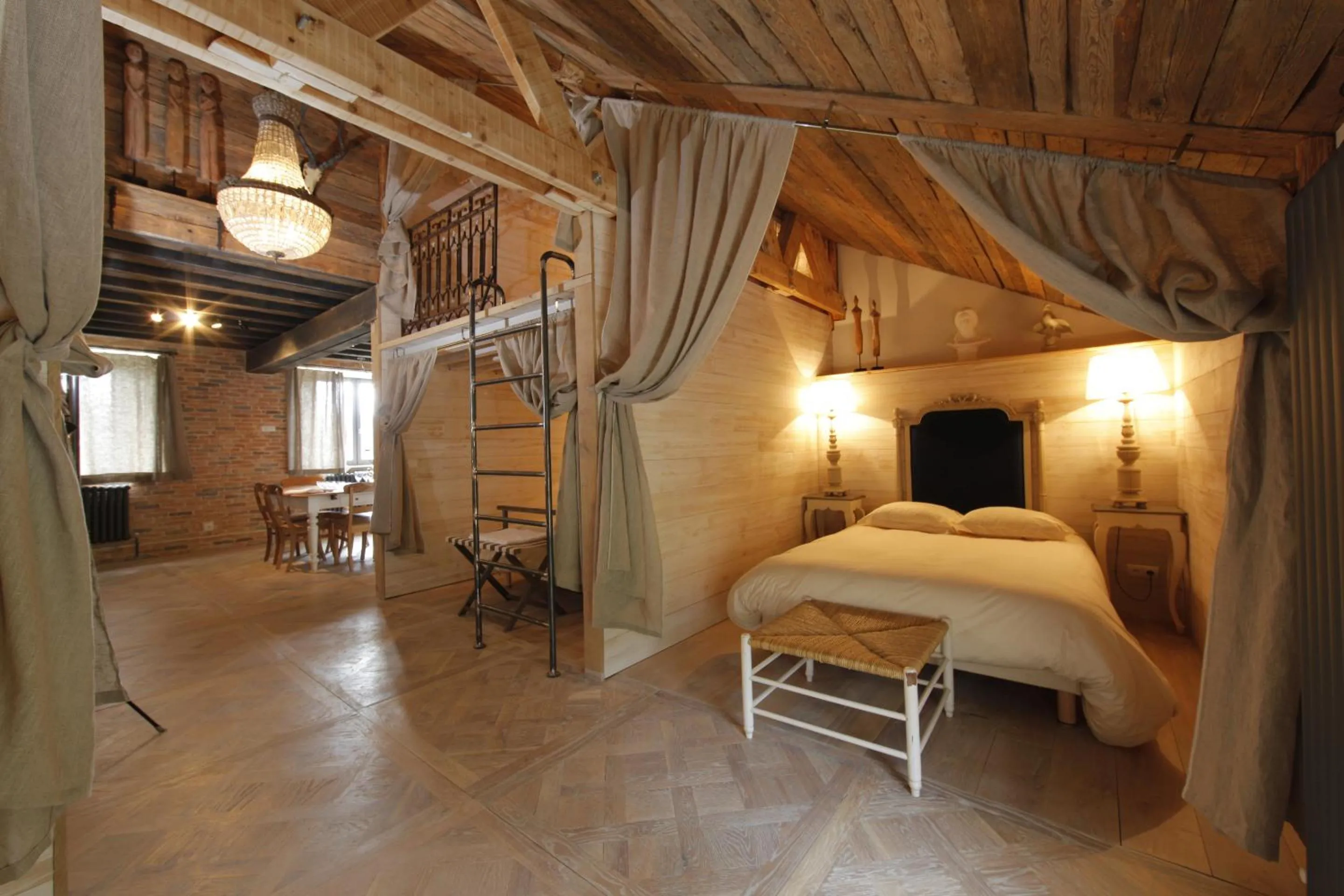 Bedroom, Bed in L'annexe du chateau des Girards