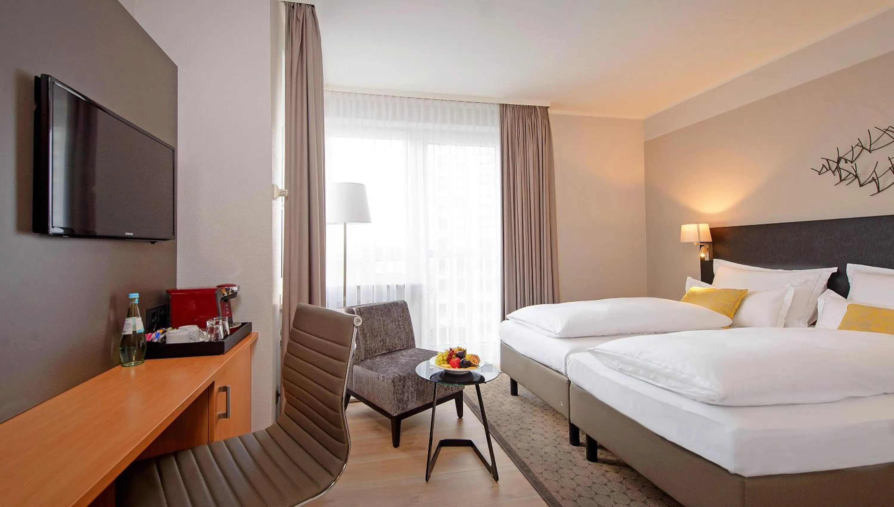 Photo of the whole room, Bed in Mercure Hotel Koeln Belfortstrasse