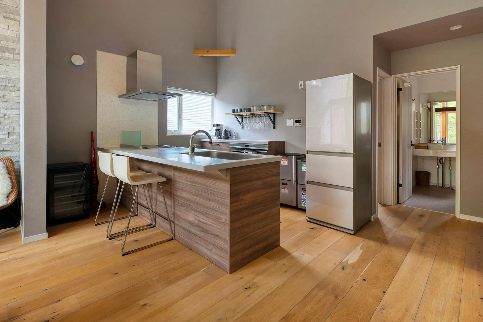 Kitchen or kitchenette in Cherrywoods Place by Hakuba White Fox Company