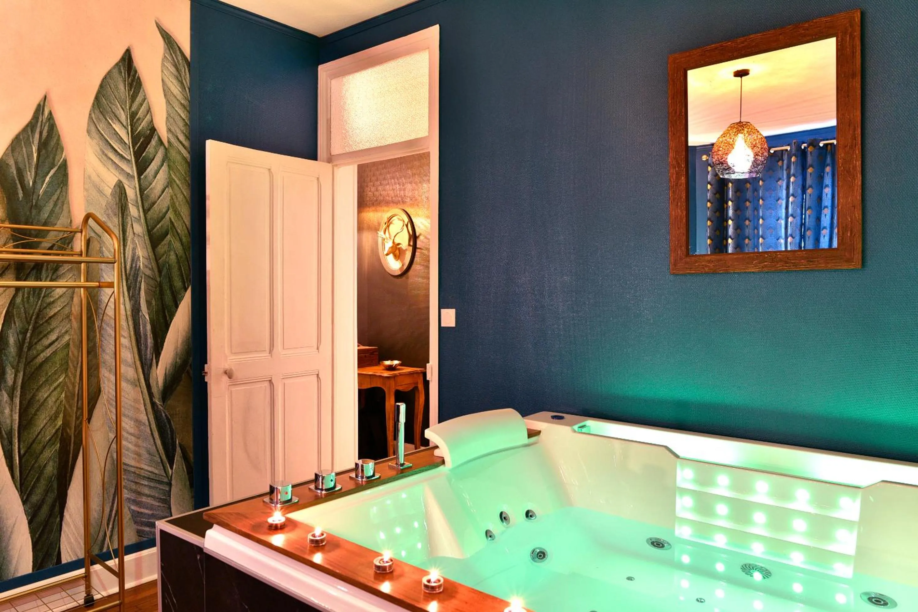 Hot Tub in MoonLOVE, SPA/Sauna et Jacuzzi privés, charme et détente.