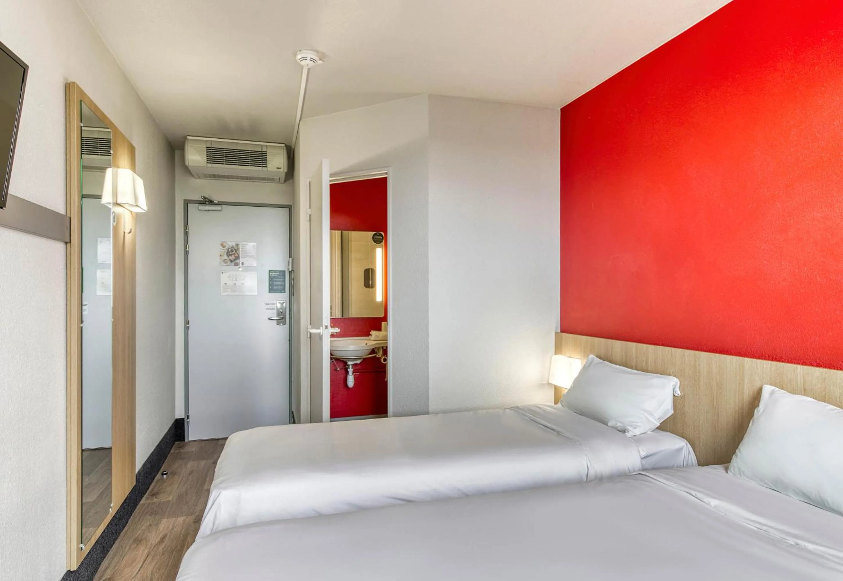 Bedroom, Bed in B&B HOTEL Clermont-Ferrand Gerzat