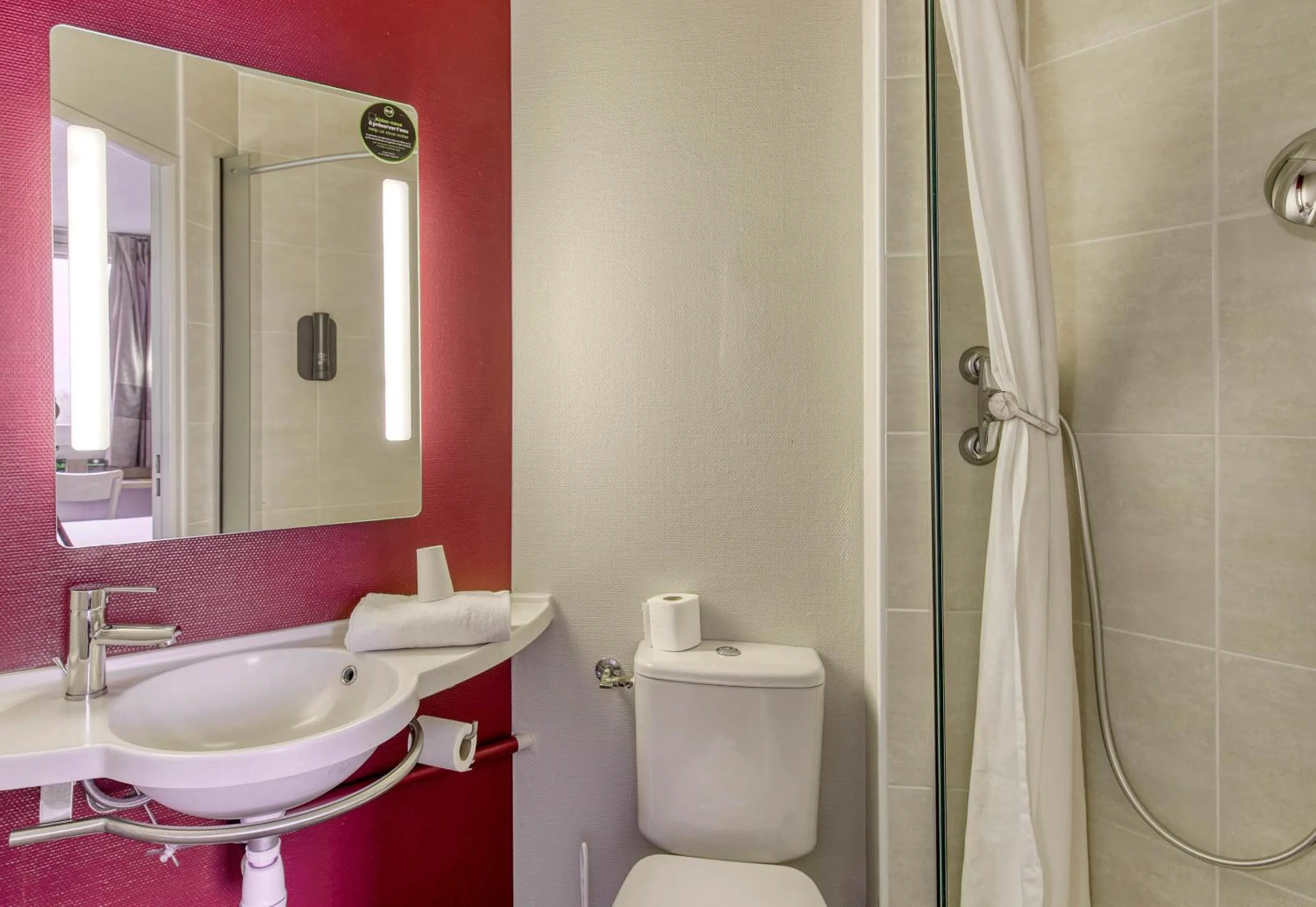 Shower in B&B HOTEL Clermont-Ferrand Gerzat