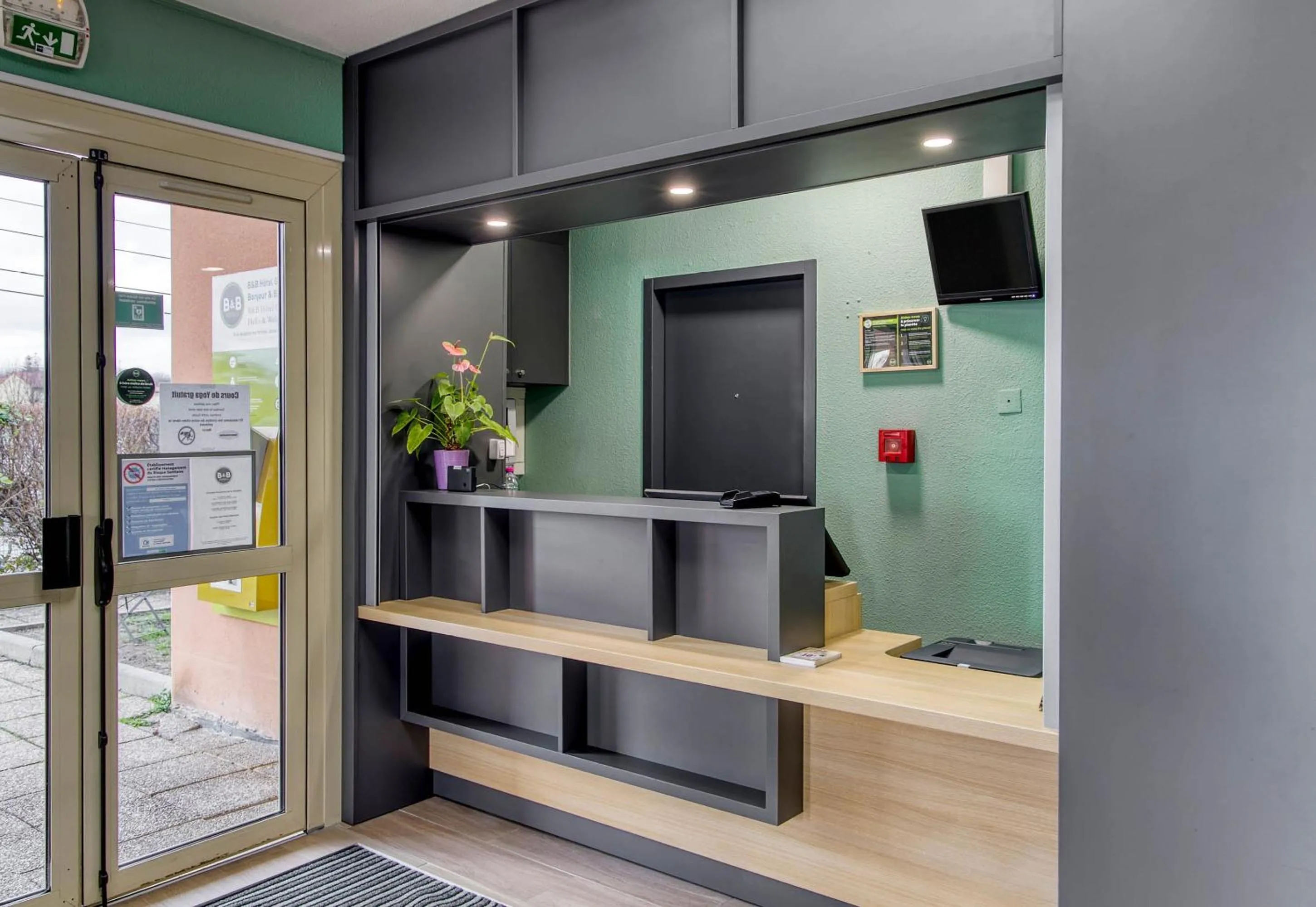 Lobby or reception in B&B HOTEL Clermont-Ferrand Gerzat