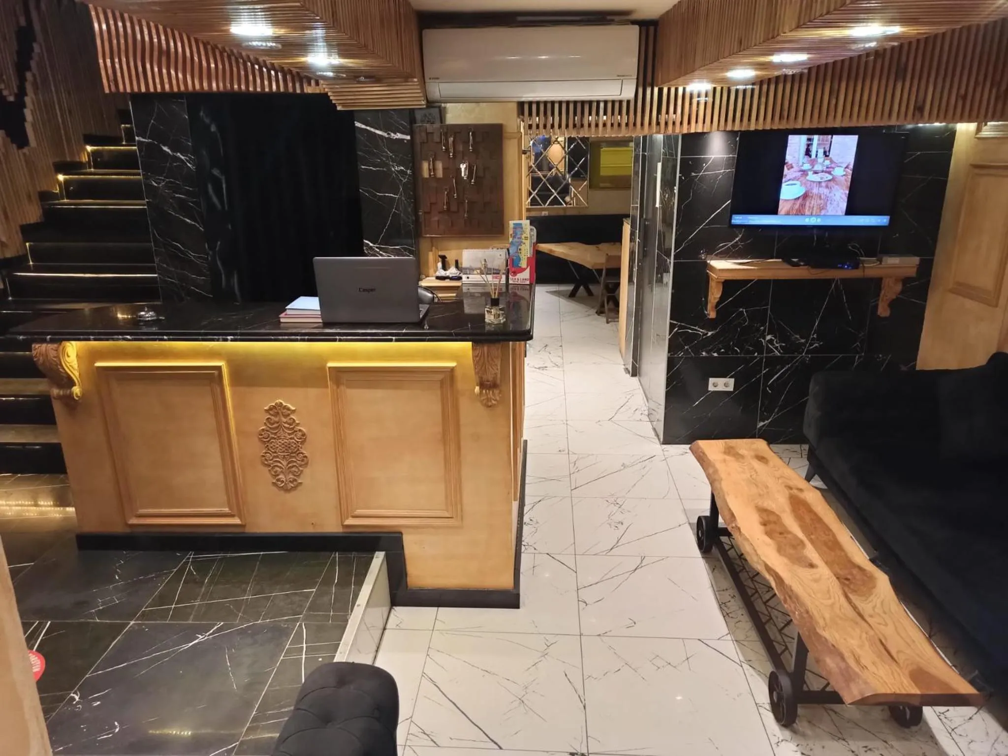 Lobby or reception, TV/Entertainment Center in GANJ Hotel