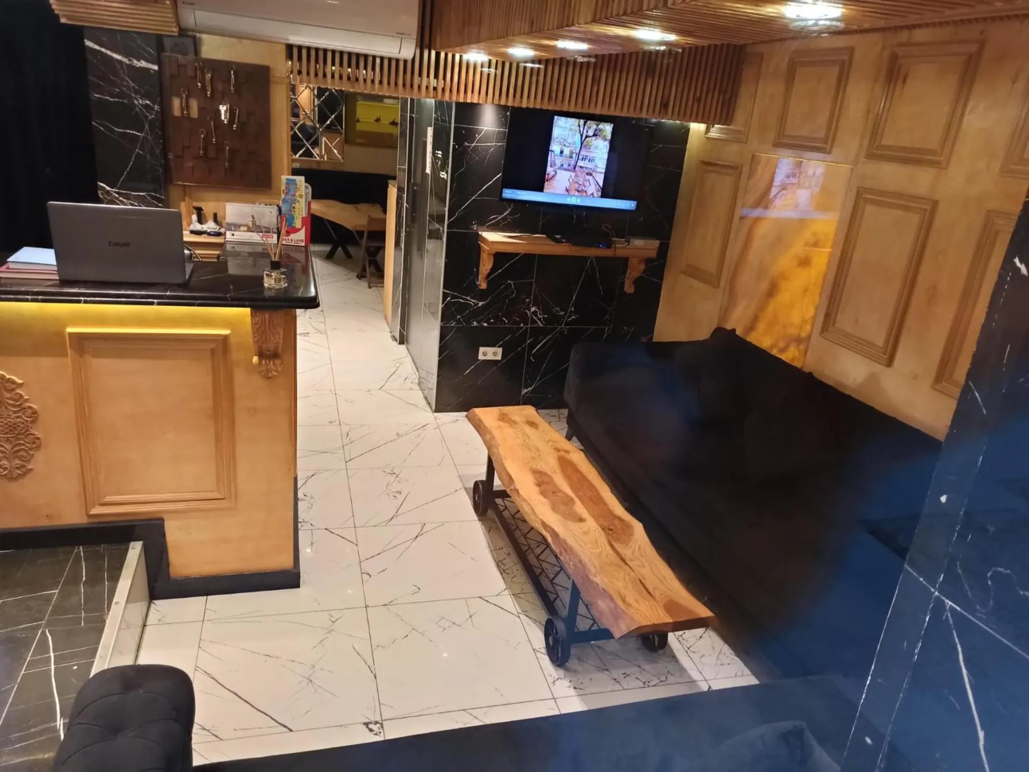 Lobby or reception, TV/Entertainment Center in GANJ Hotel