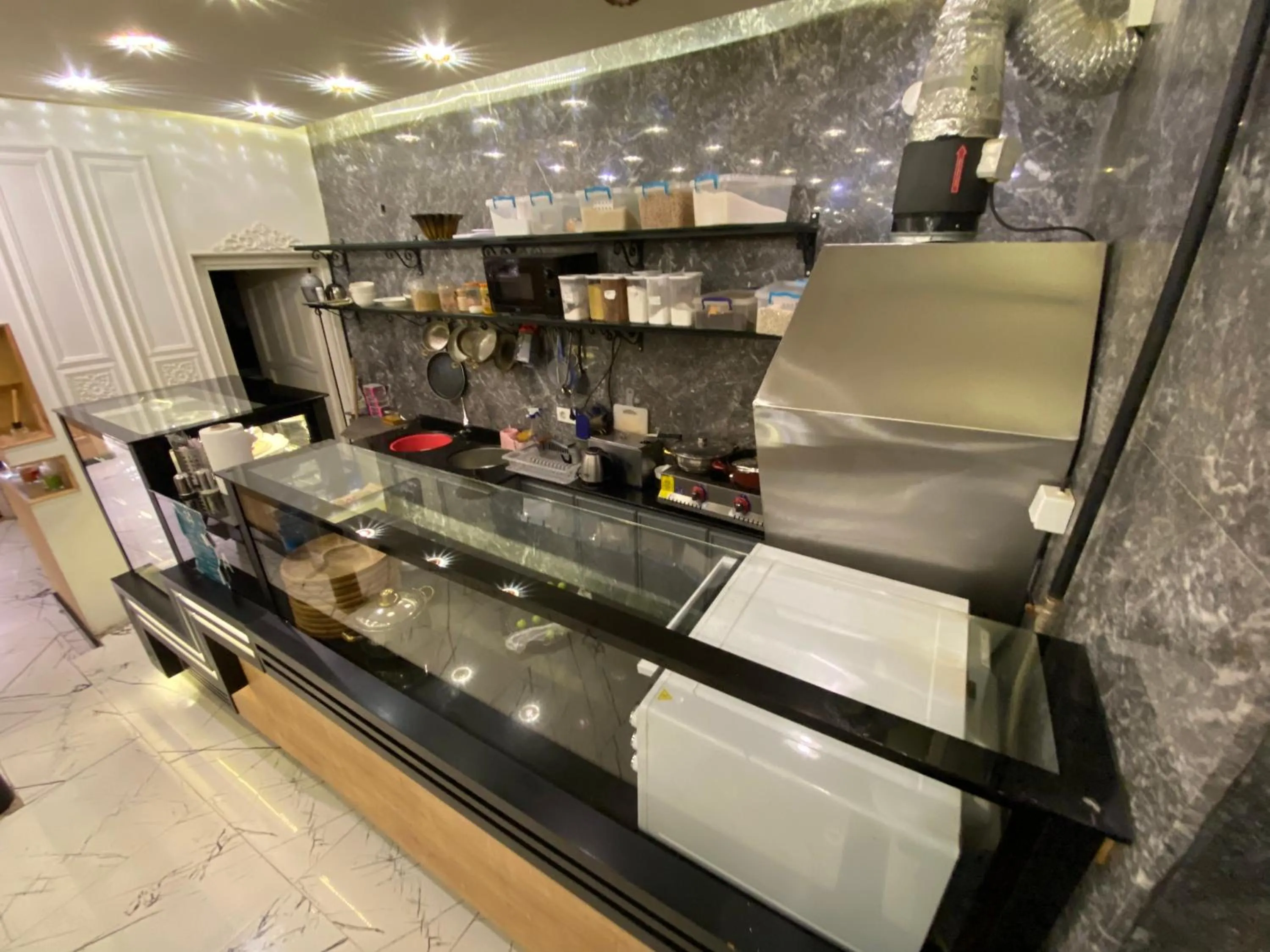 Restaurant/places to eat in GANJ Hotel