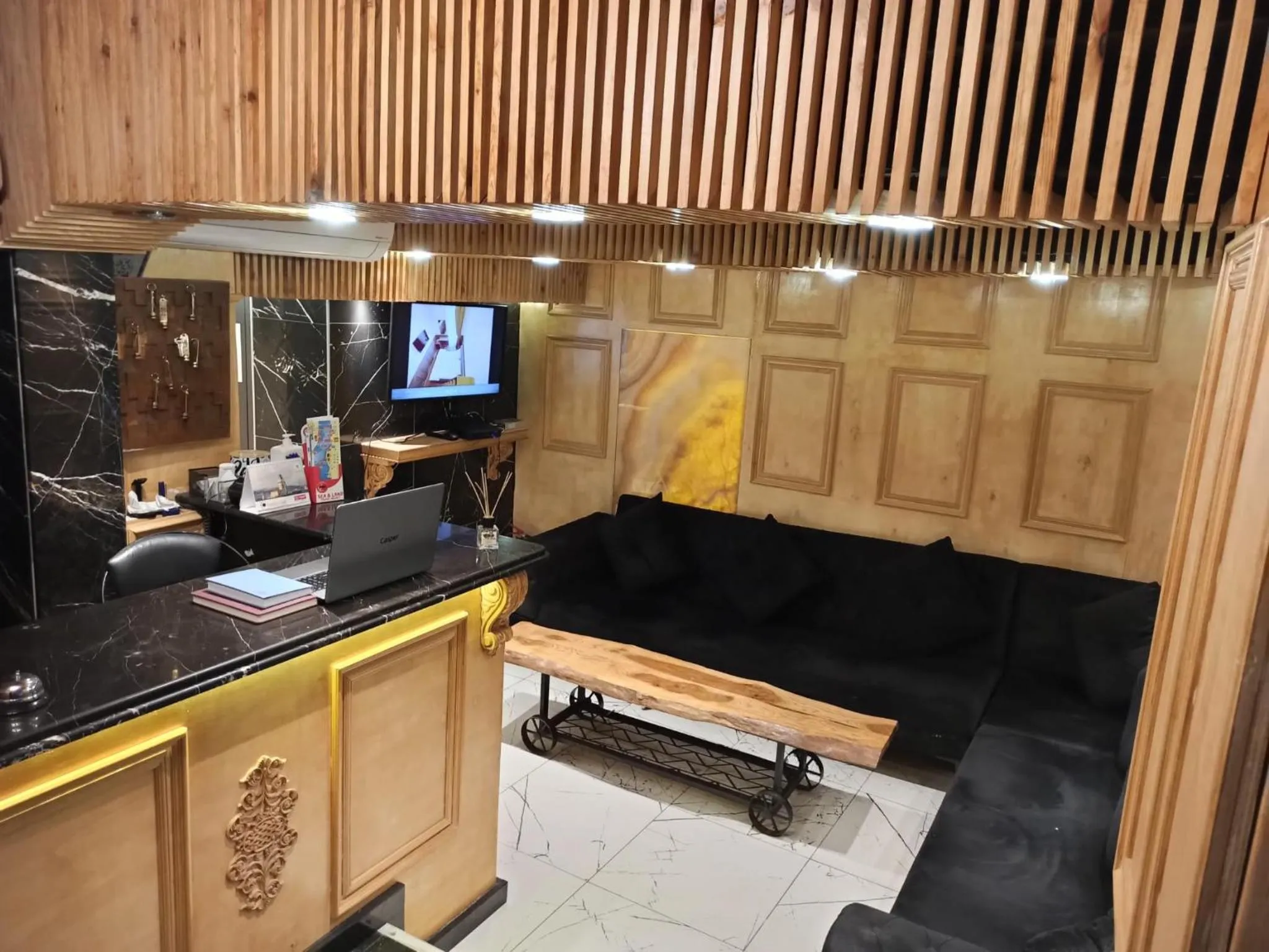 Lobby or reception, TV/Entertainment Center in GANJ Hotel