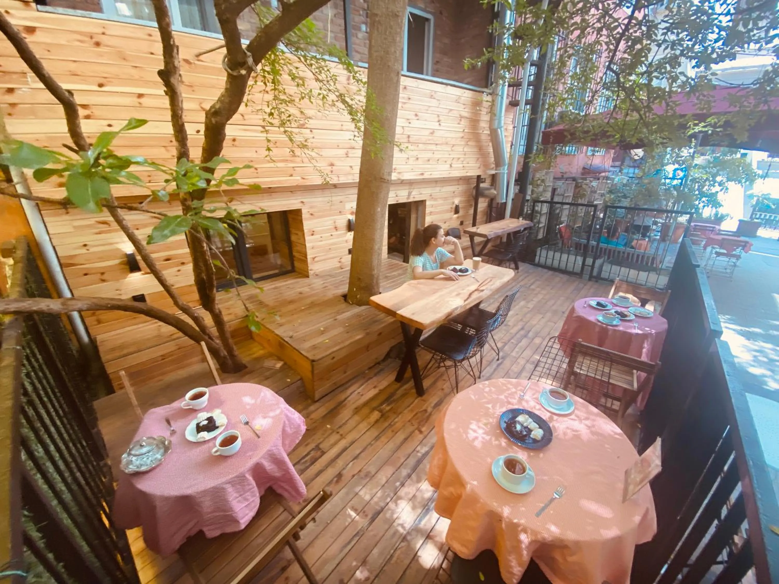 Patio, Restaurant/Places to Eat in GANJ Hotel