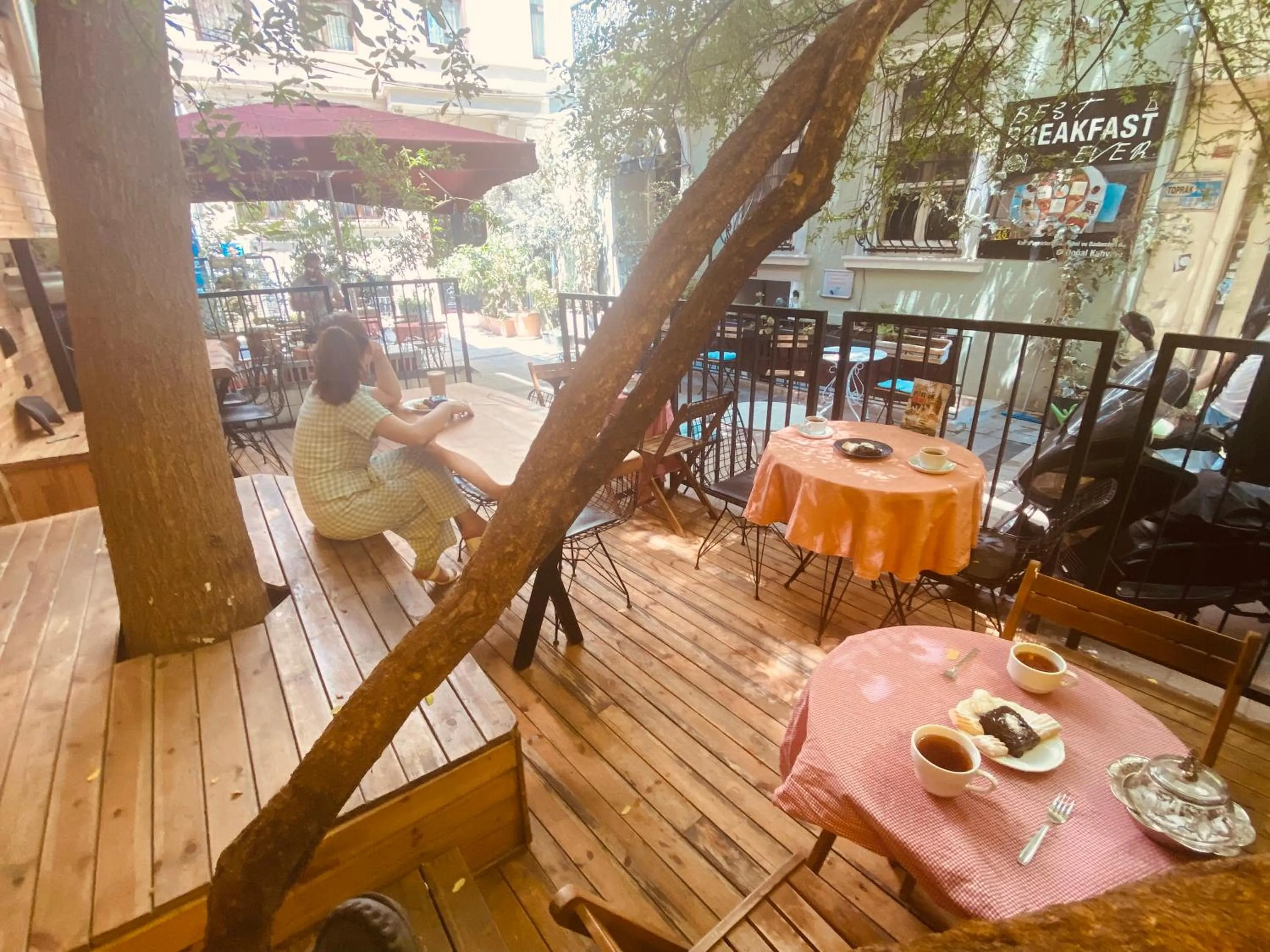 Restaurant/places to eat in GANJ Hotel