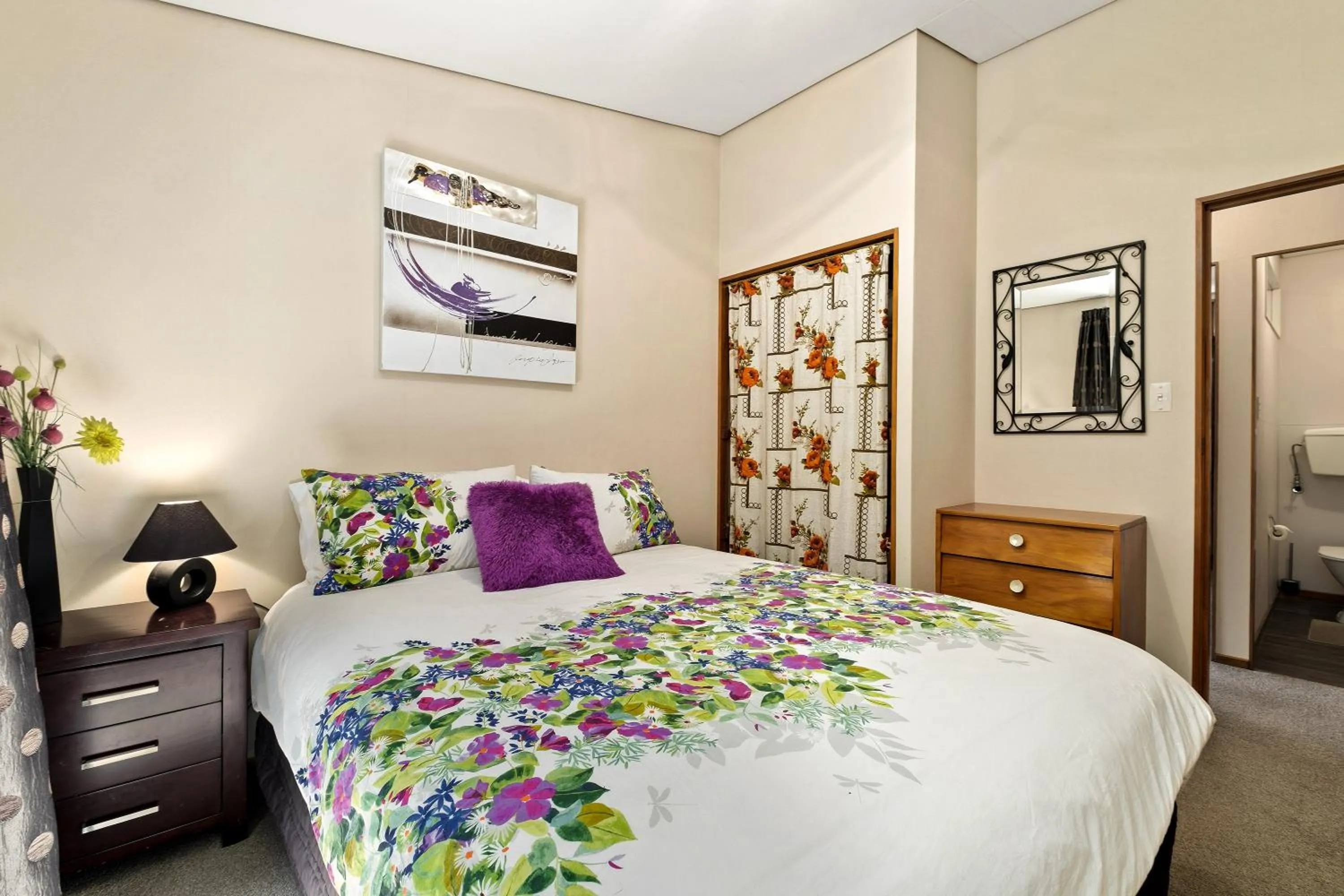 Shower, Bed in Merioneth Retreat - Arrowtown Holiday Home