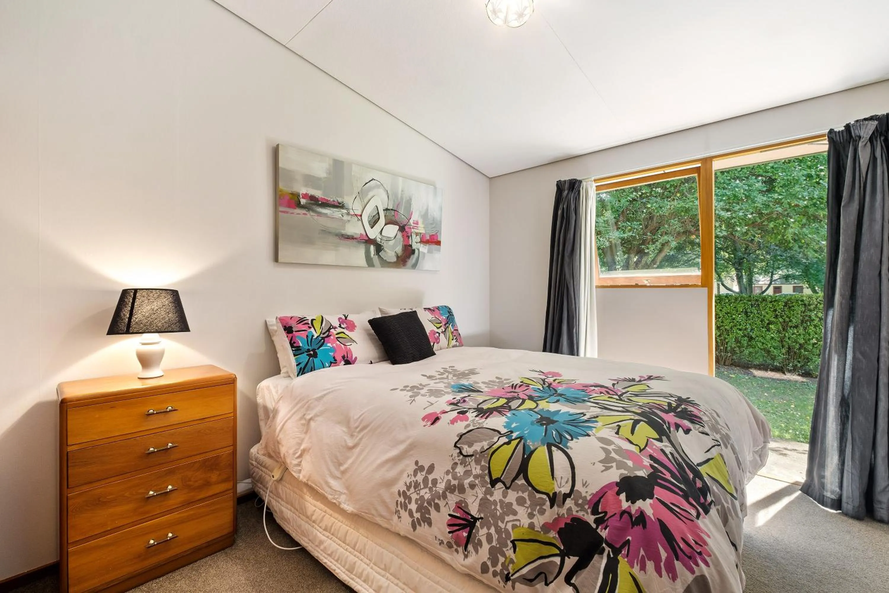 Shower, Bed in Merioneth Retreat - Arrowtown Holiday Home